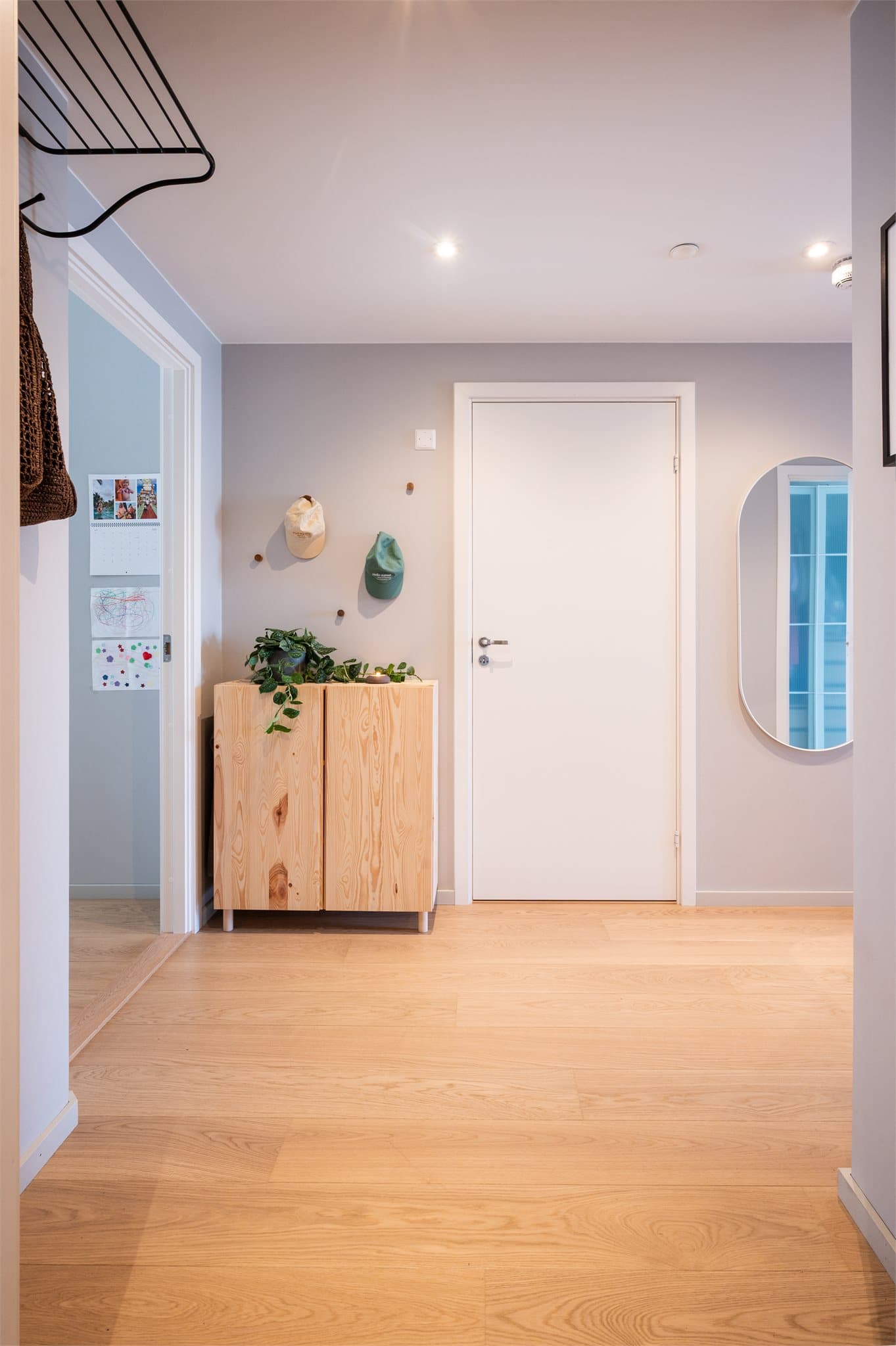 Romslig entrè med god plass til oppbevaring og oppheng.