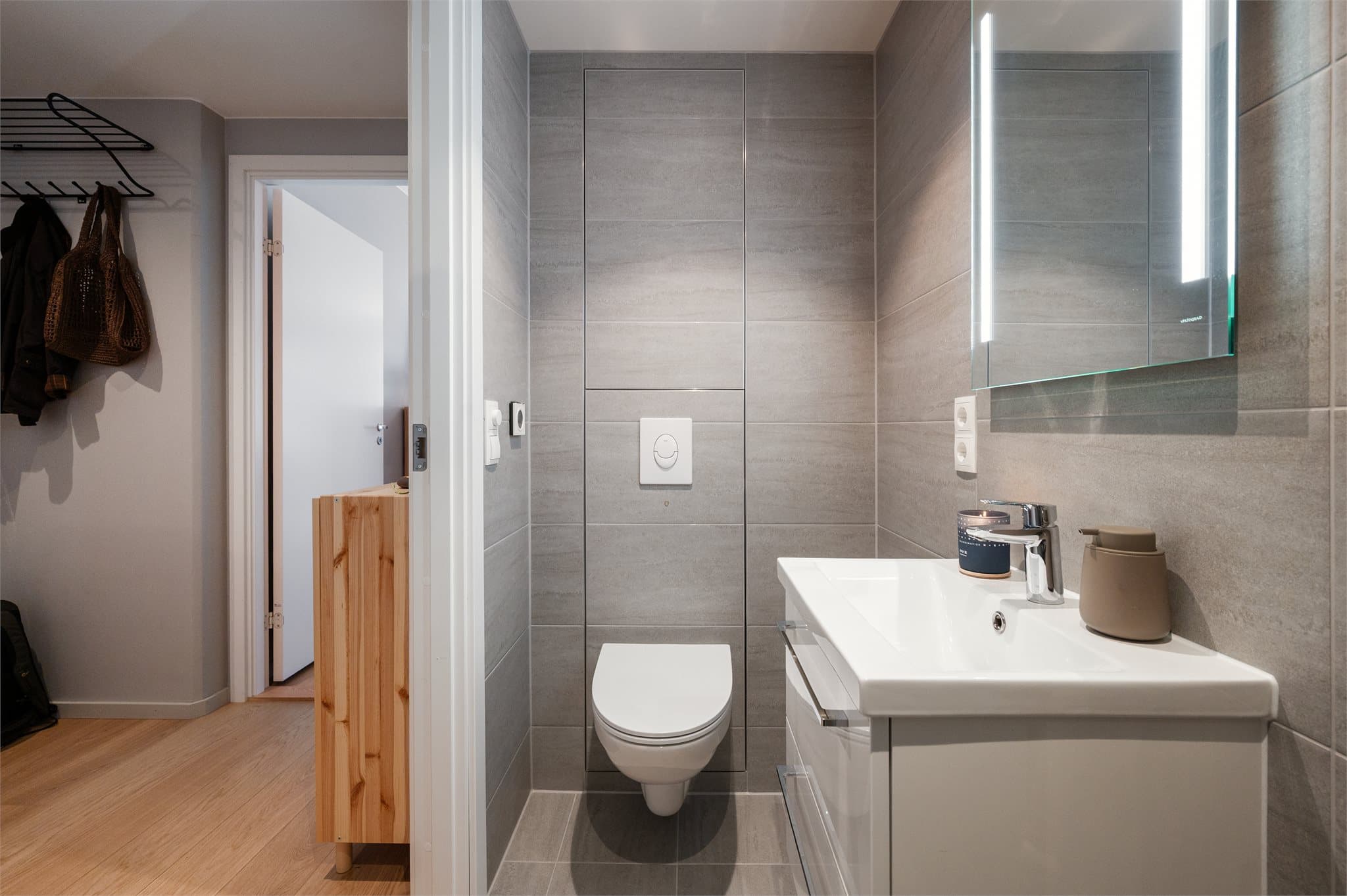 Boligens andre bad er også av god størrelse.