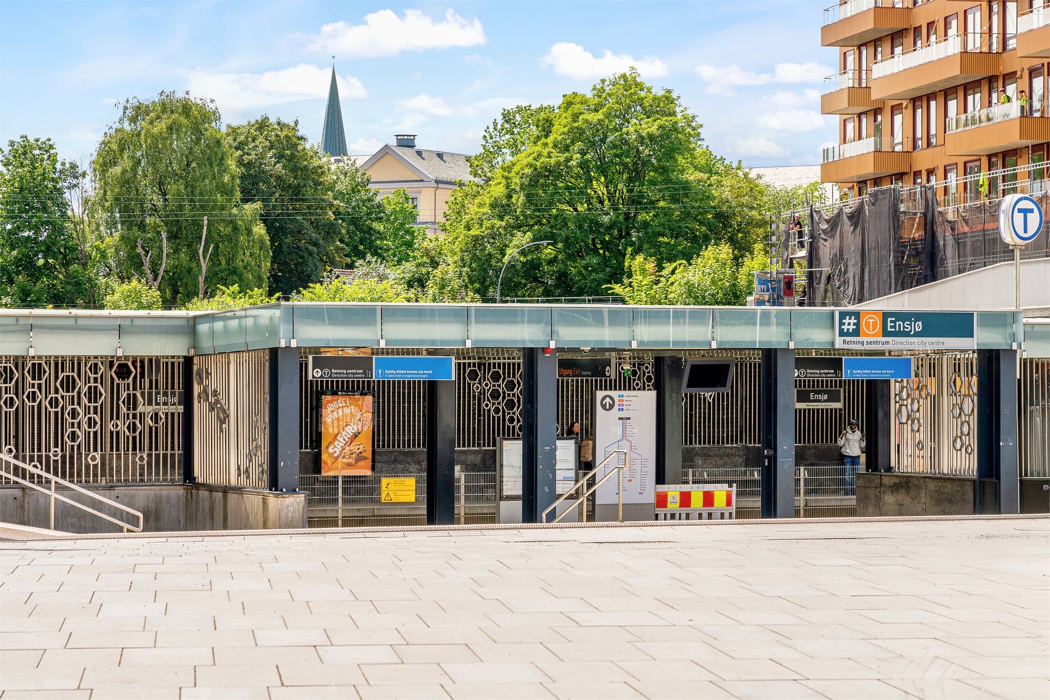 Ensjø t-banestasjon ligger kun et steinkast unna.