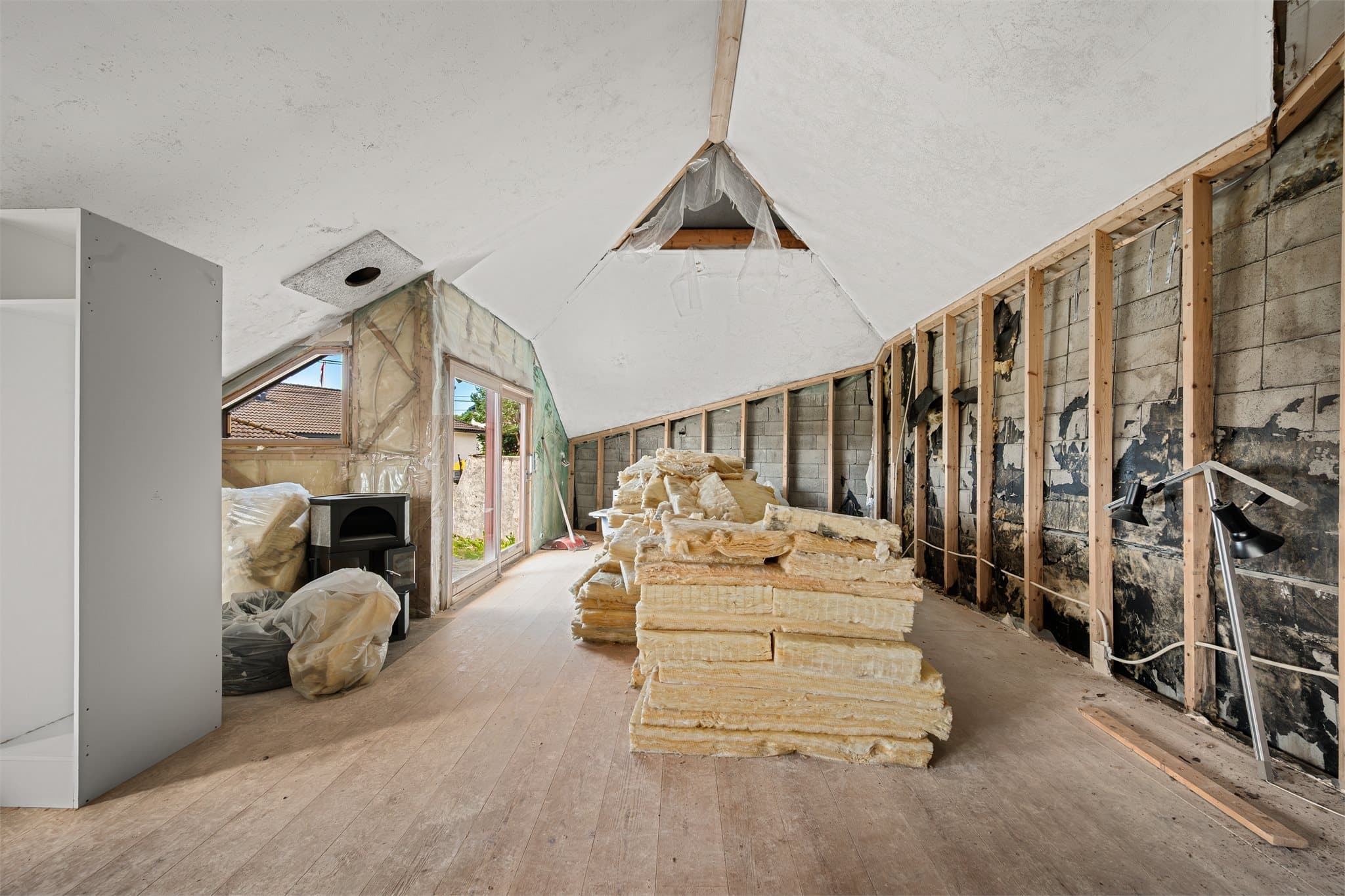 - Myrarinden 4 har et totalt BRA-i på 186m² og inneholder hall, kjellerstue, bad, kjølerom, vaskerom, garasje, stue/kjøkken/trapp, gang, bad, 2 soverom og gang med trapp -