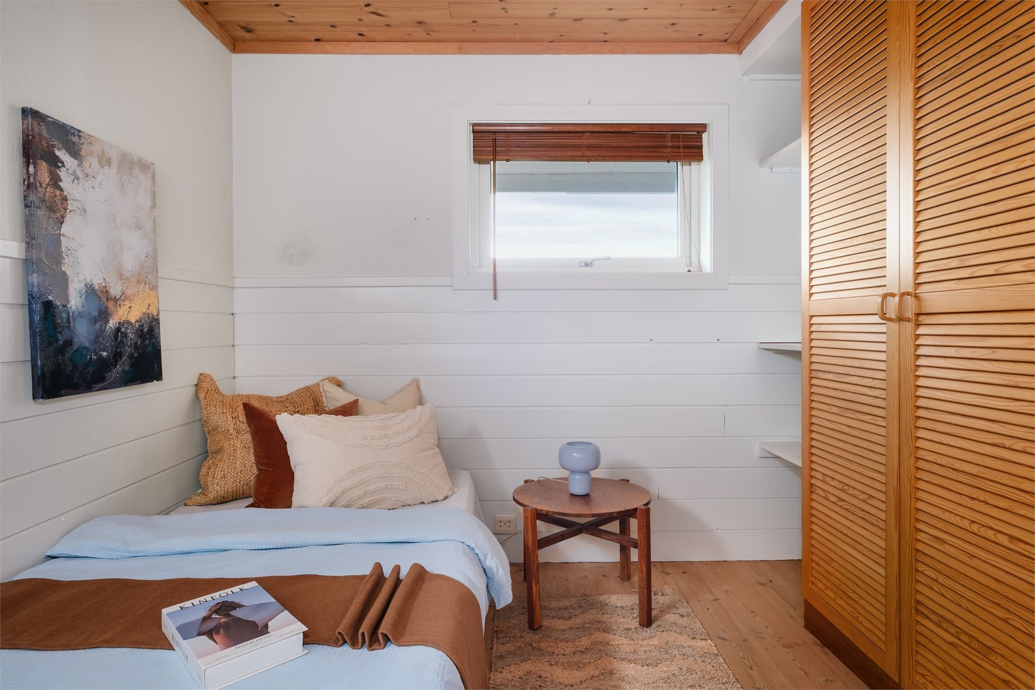 Rom brukt som soverom og måler 8,1 kvm. Ikke godkjent for varig opphold