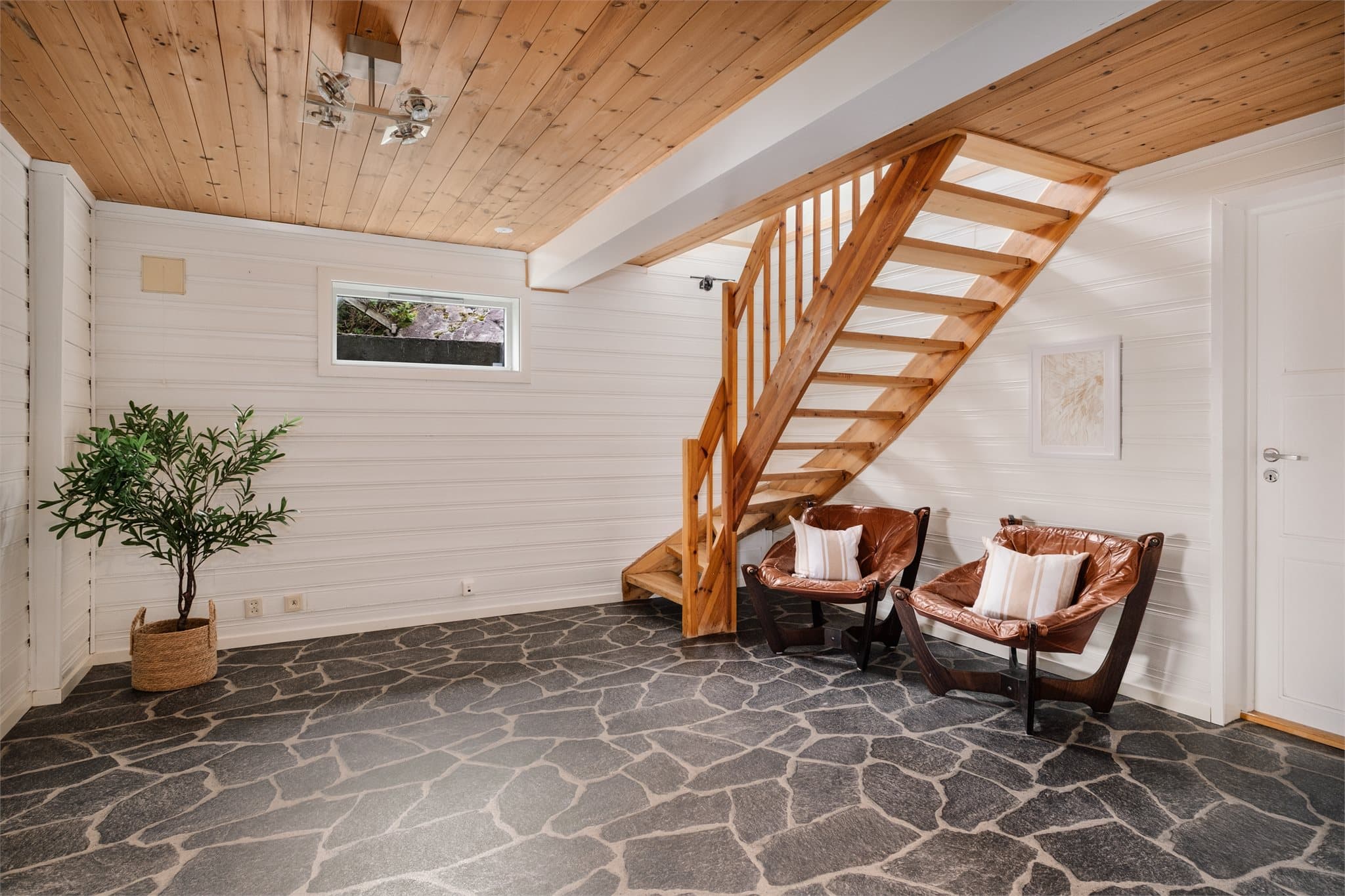 Vi tar turen ned i underetasjen.