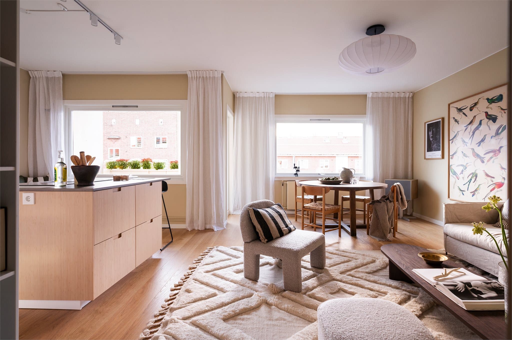 Kombinasjonen av lyse flater og naturlig lys skaper en hyggelig og romslig følelse.