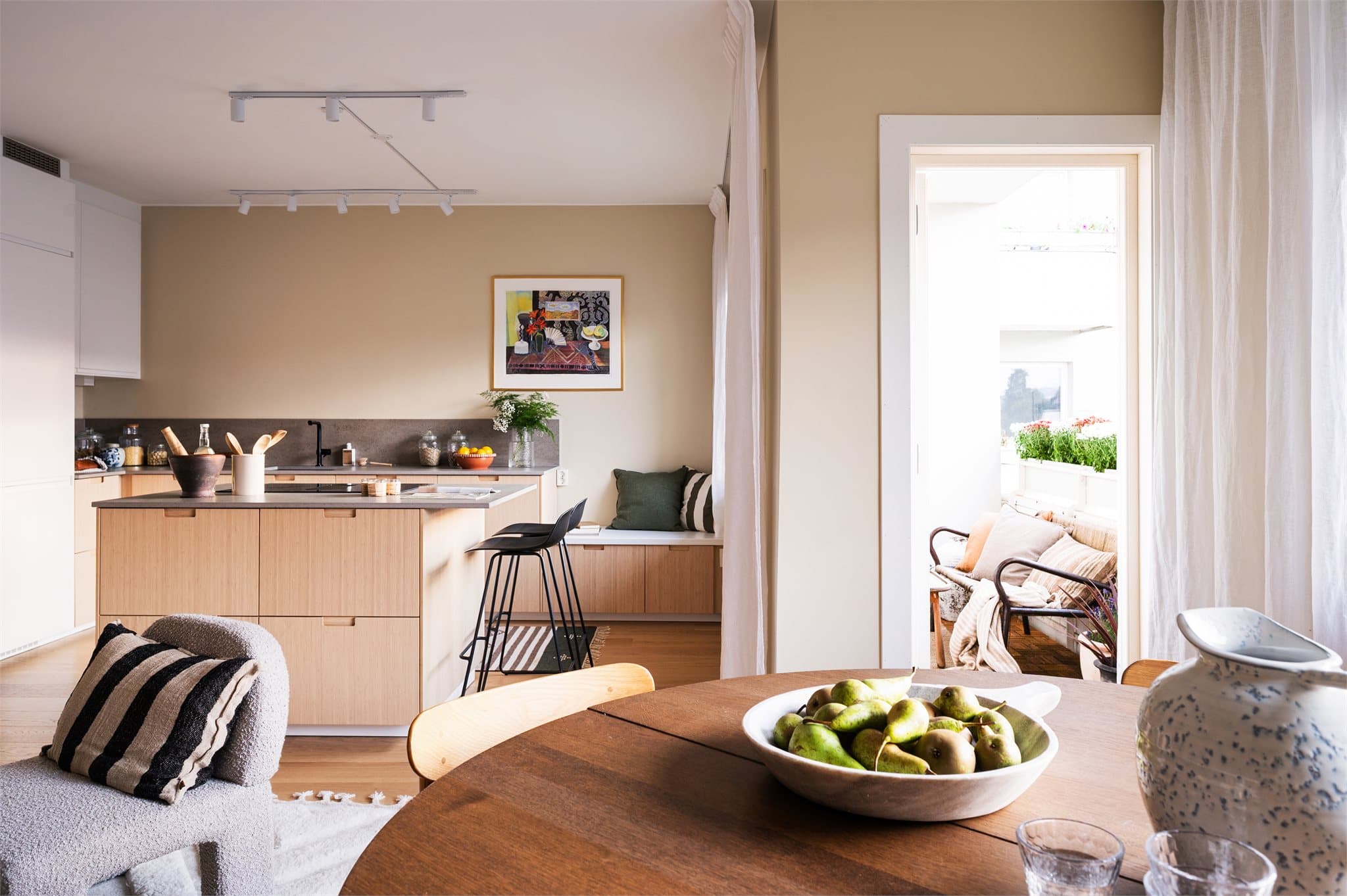 Den gjennomgående løsningen gir boligen et lyst og luftig preg.