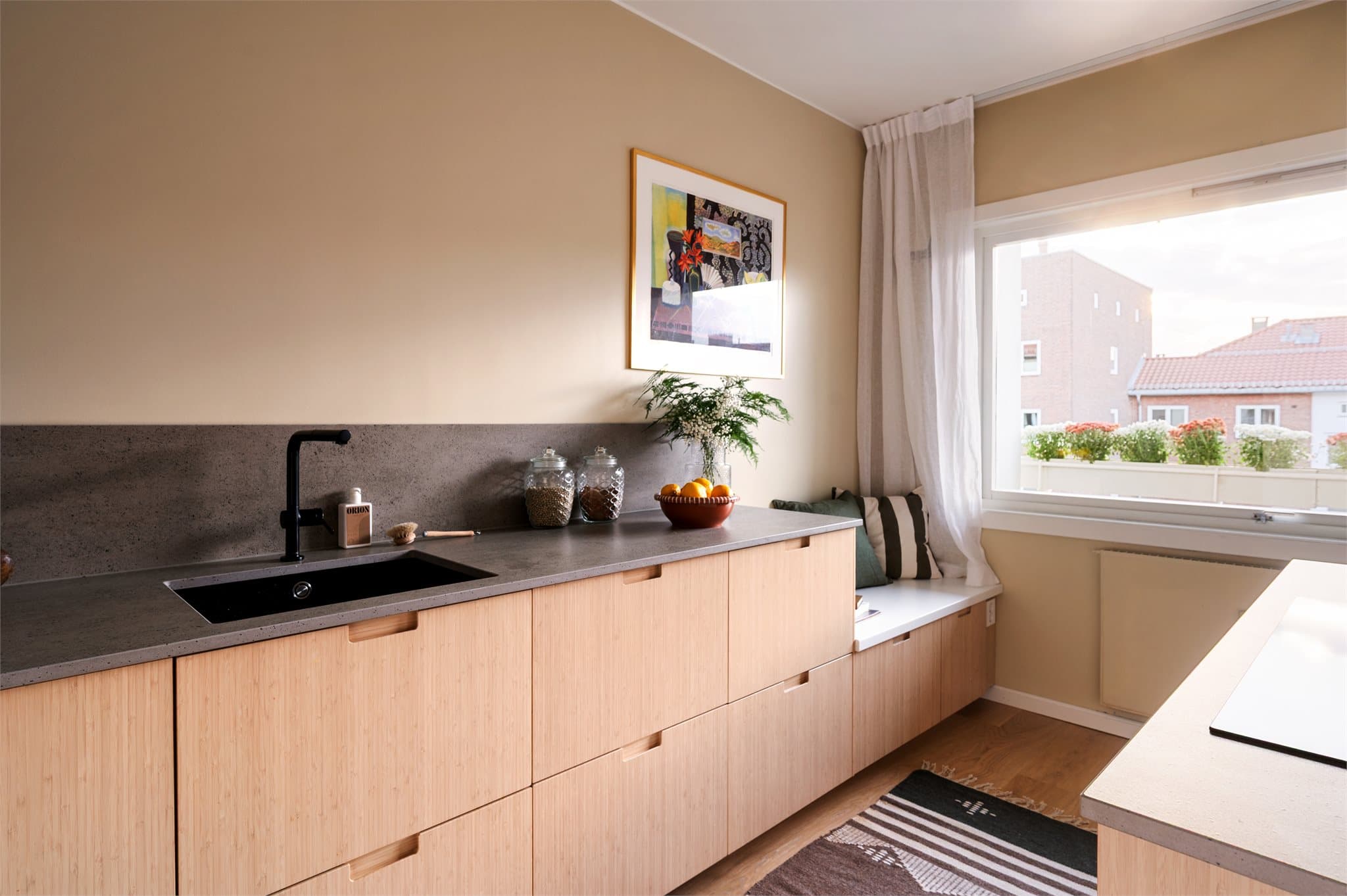 Integrerte hvitevarer, praktiske arbeidsflater og god lagringsplass gjør dette til et kjøkken som både er praktisk og elegant.