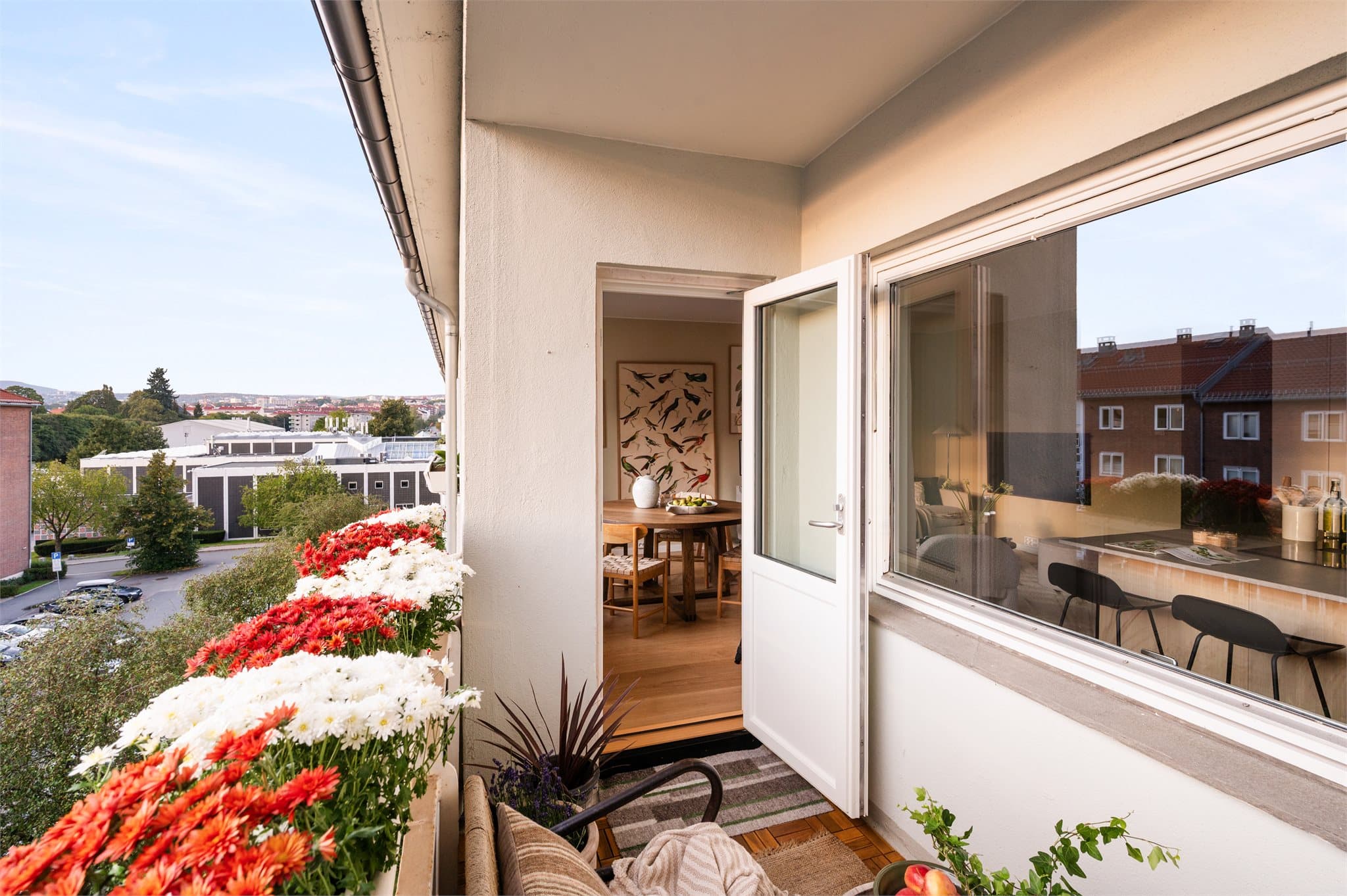 Direkte utgang til balkongen fra stuen.