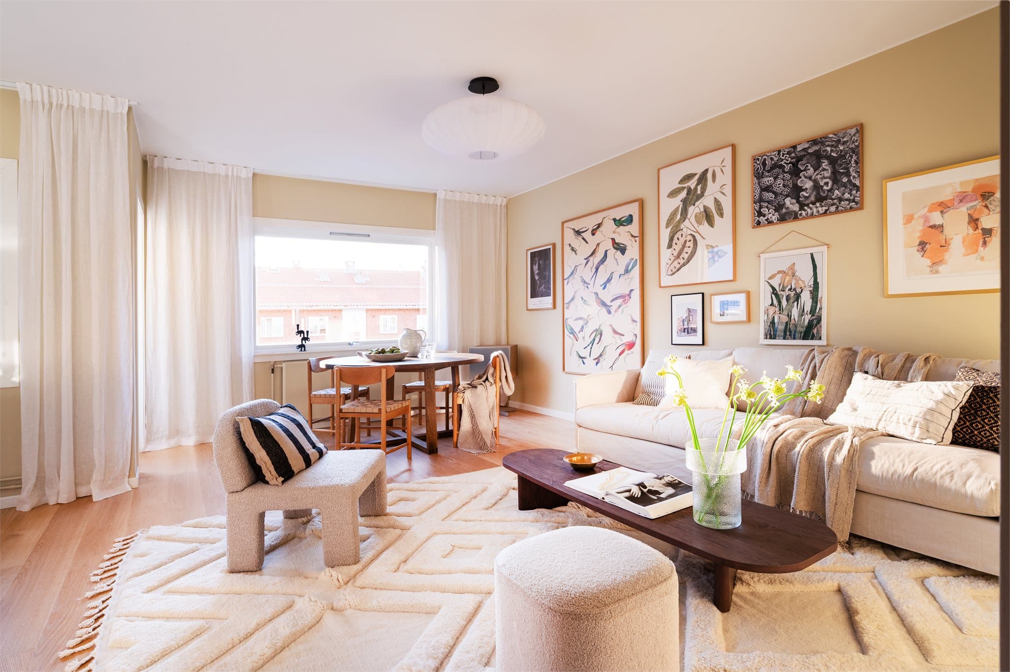 I 2024 fikk oppholdsrommene et løft med nymalte vegger og tak, samt nylagt parkett.