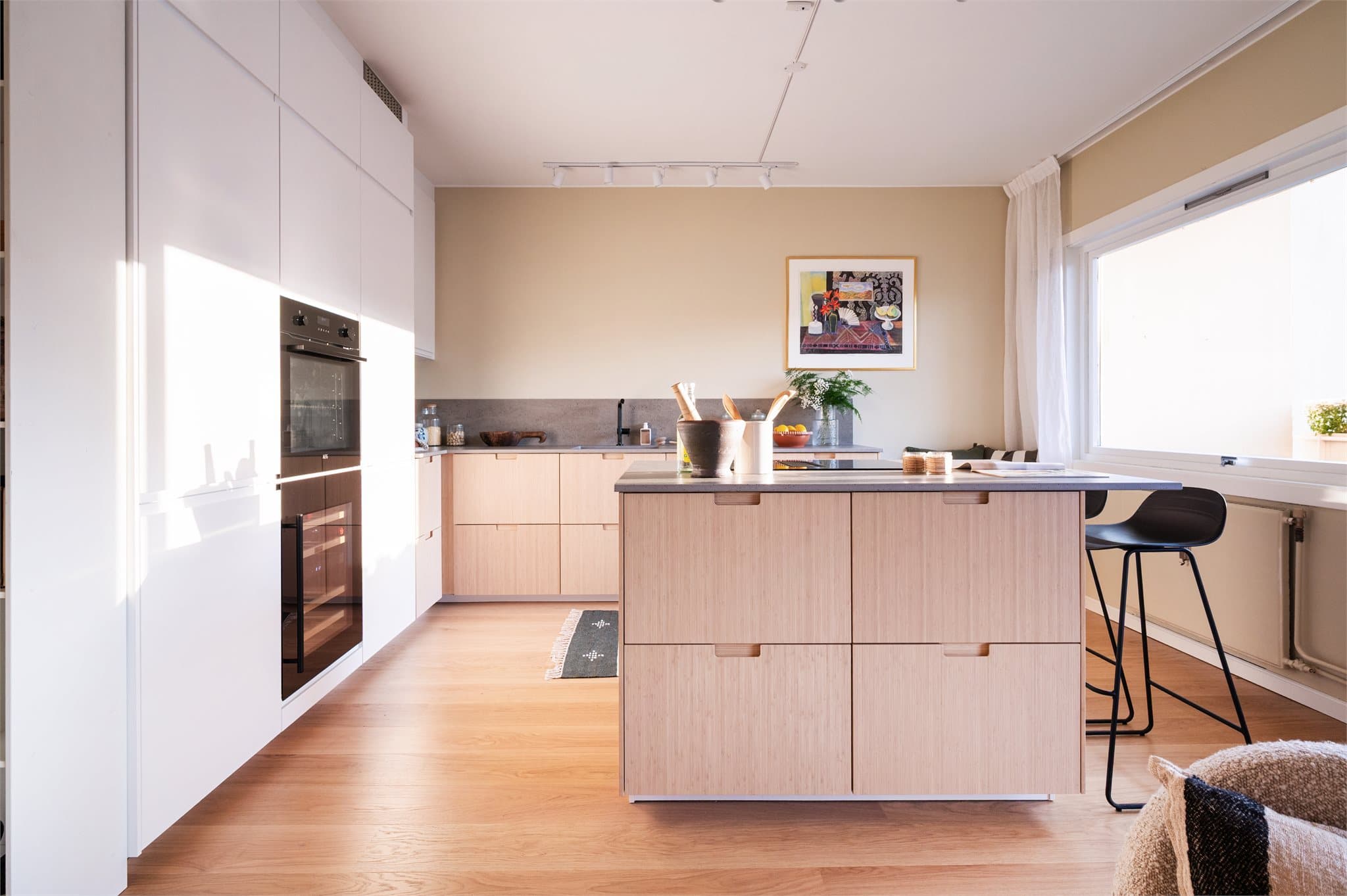 Moderne kjøkken med lyse overflater, smarte løsninger og god arbeidsplass.