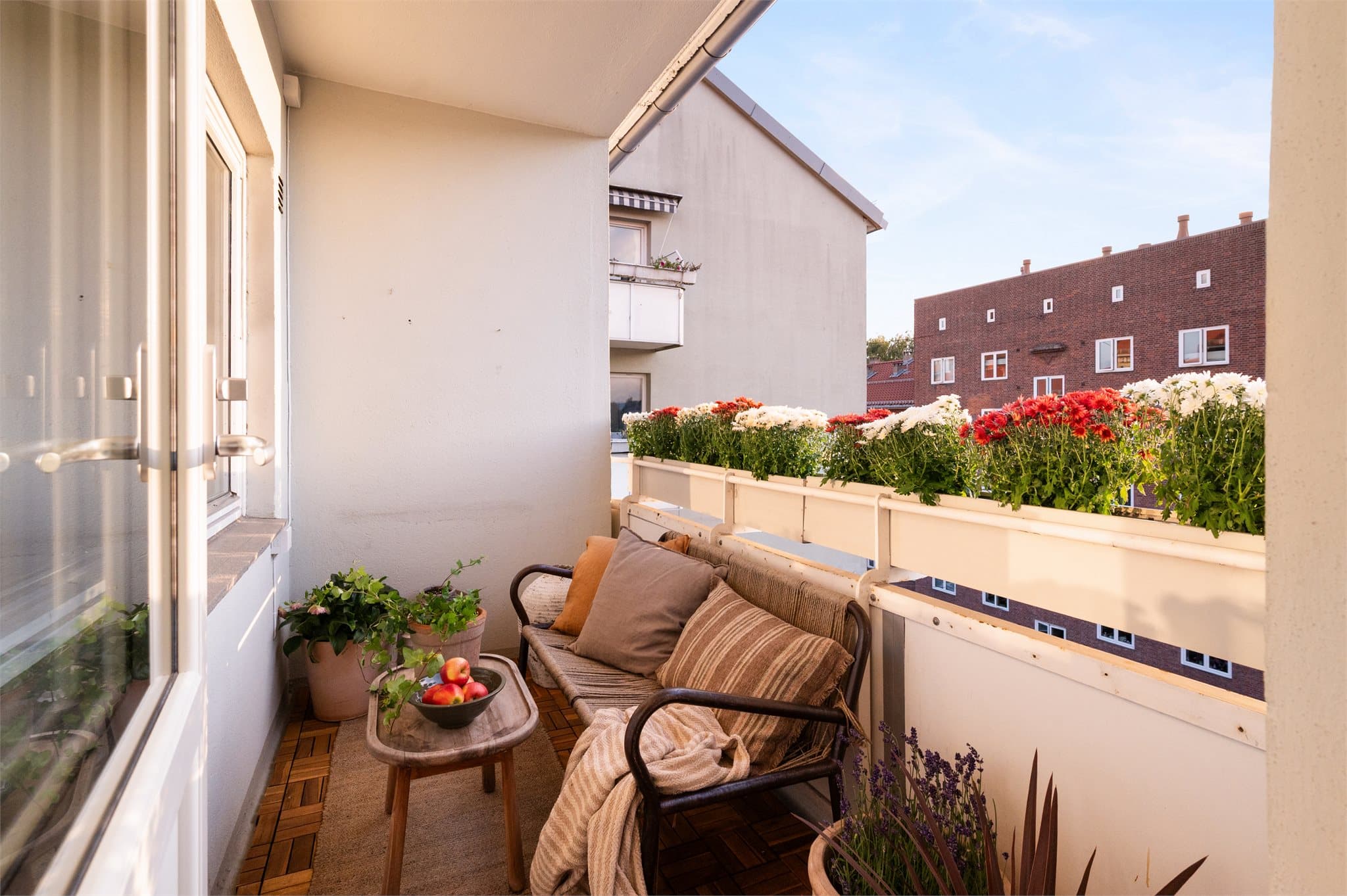 Denne lekre 3-romsen byr på et gjennomført uttrykk ette oppgradering i 2024, hvor både stil og funksjon er nøye ivaretatt.