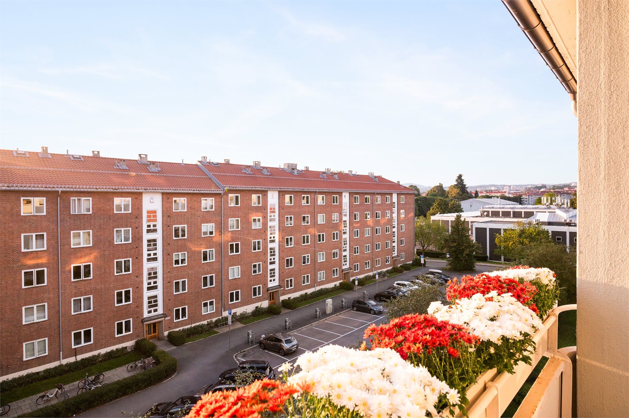 Balkongen er koselig, vendt mot rolige omgivelser med lite innsyn.