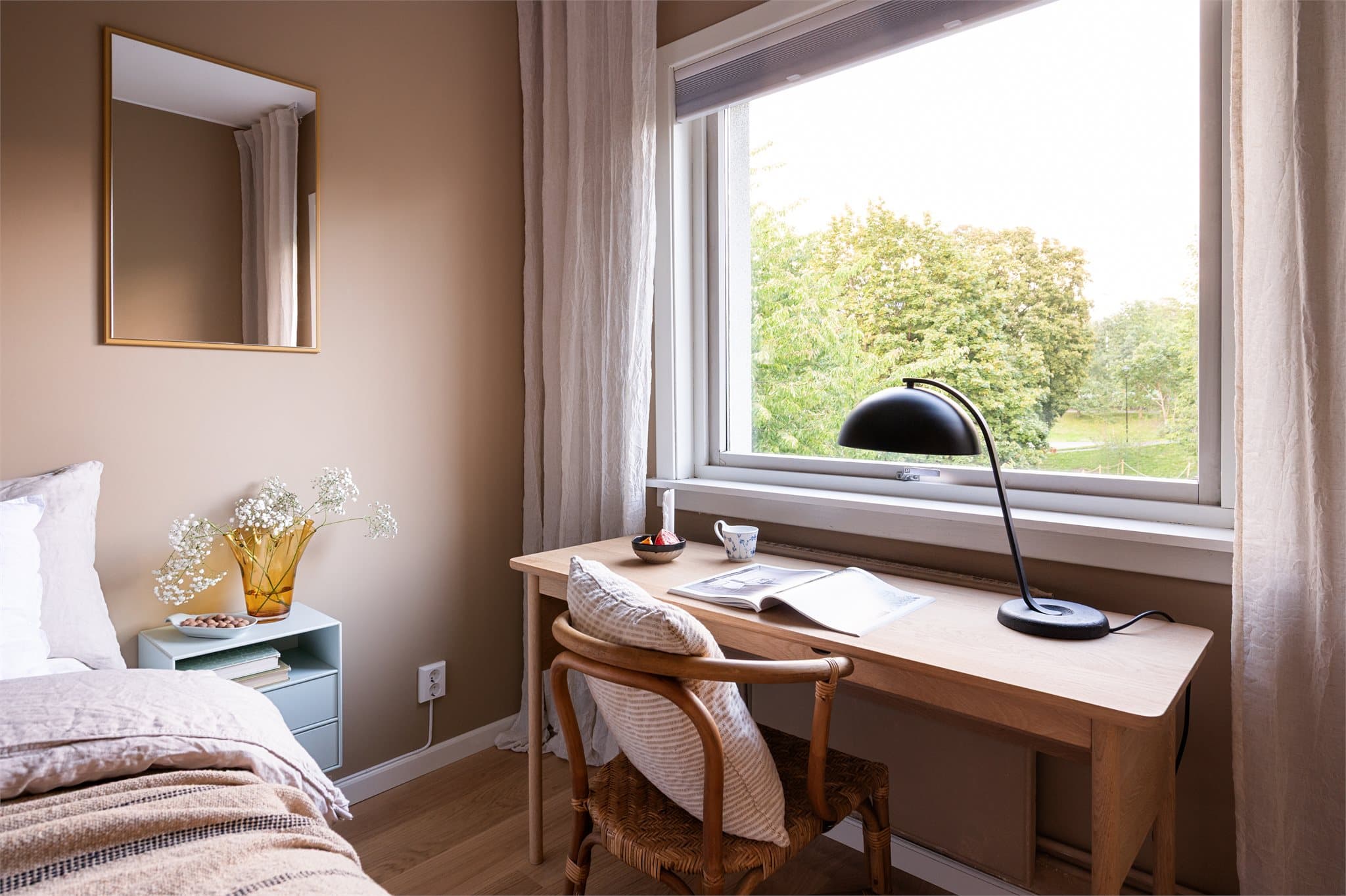 Rommet vender mot et rolig område og har fint grønt utsyn.