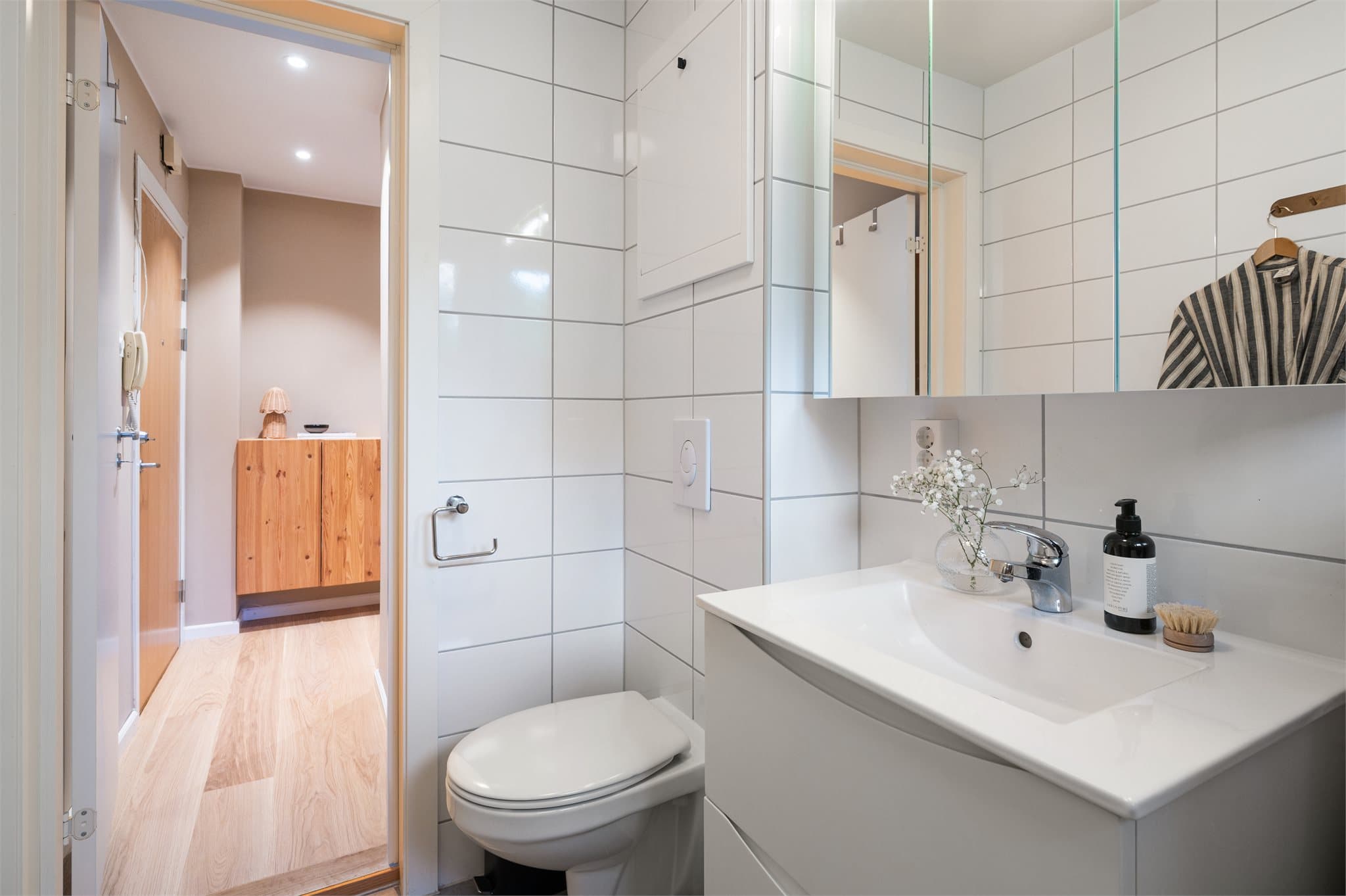 Lekkert flislagt baderom fra 2023.