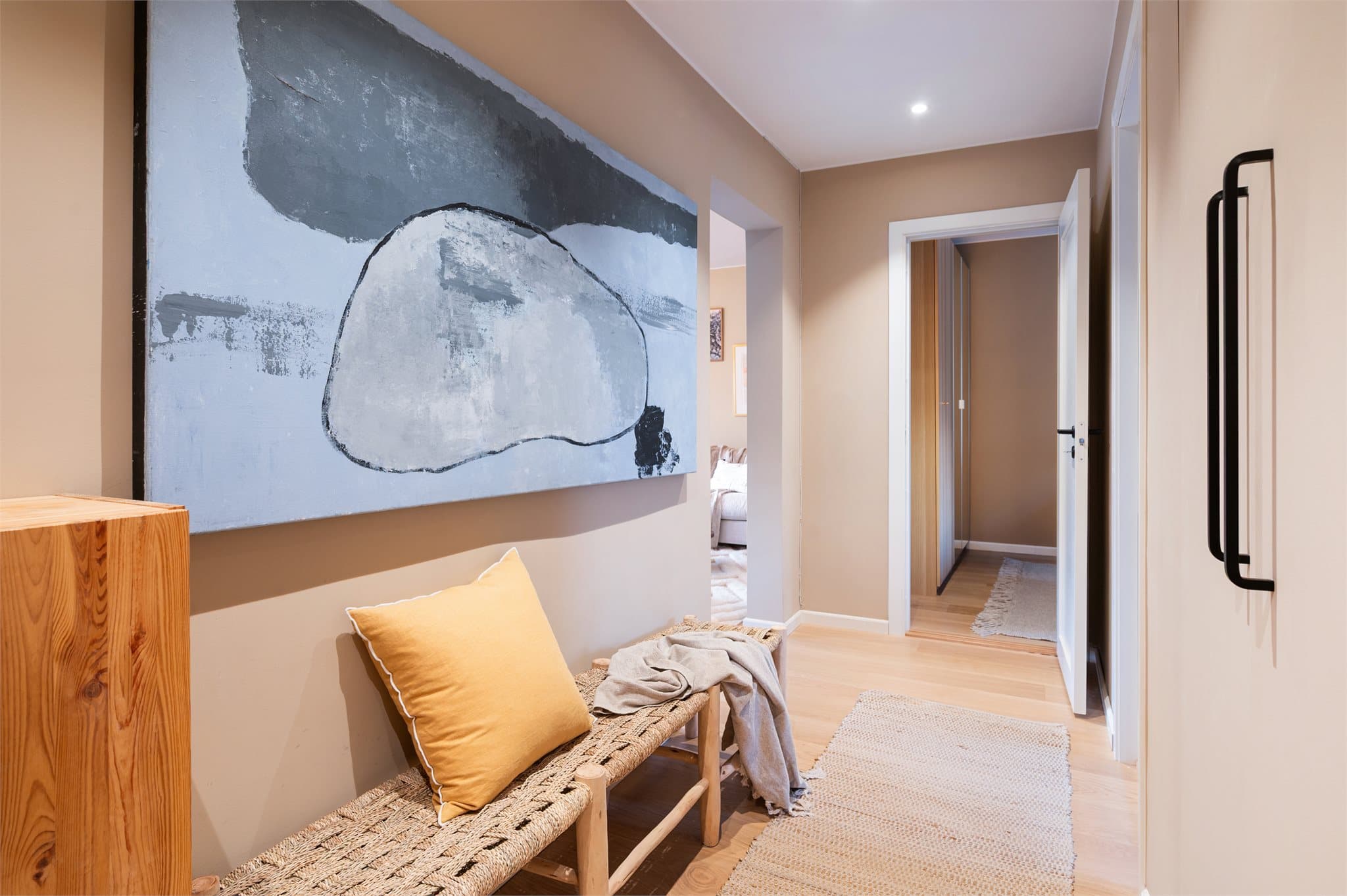 Entré med praktiske oppbevaringsmuligheter og en innbydende atmosfære.