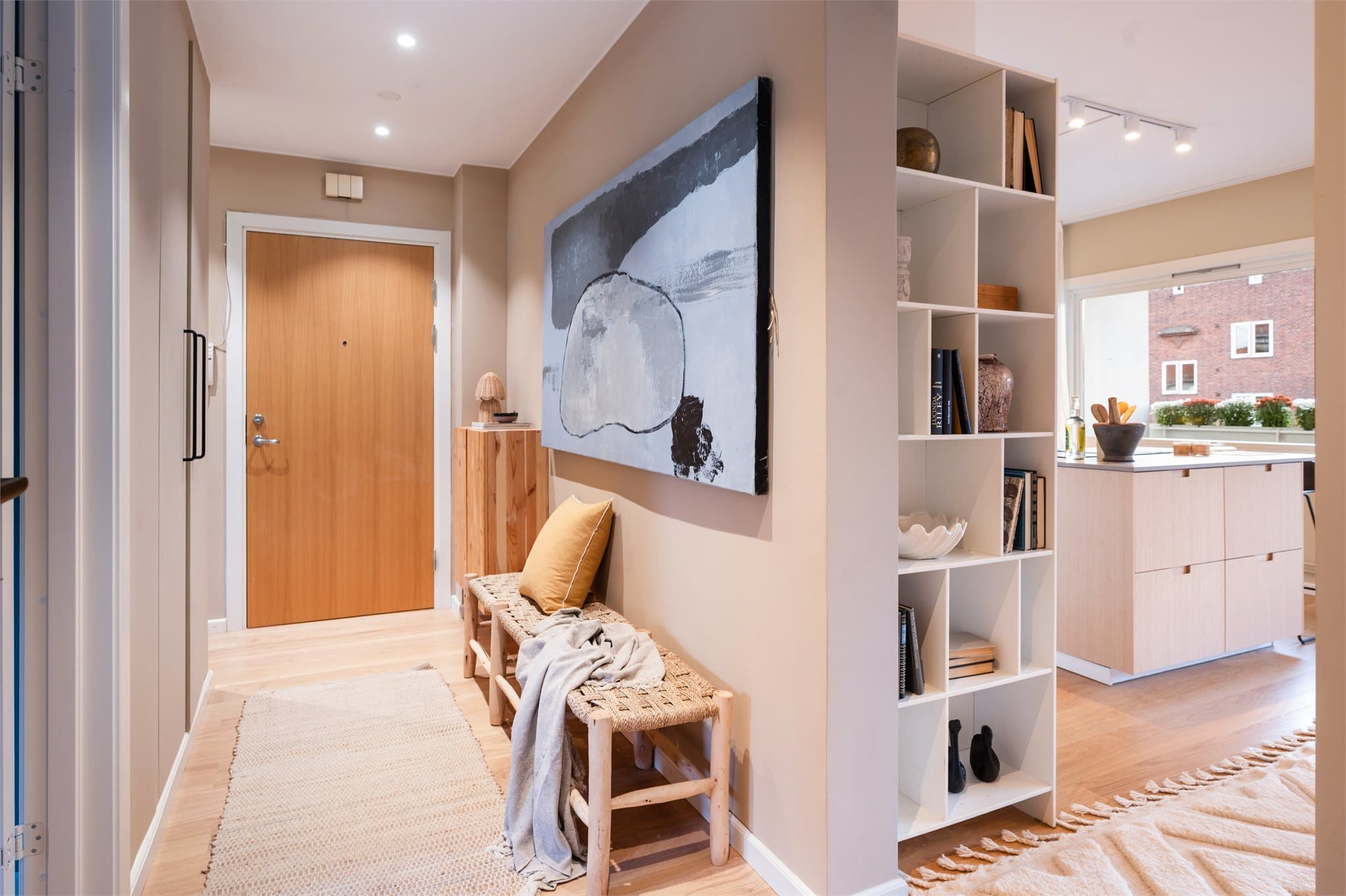 Rommet kombinerer behagelige fargetoner, stilfull design og god lagringsplass.