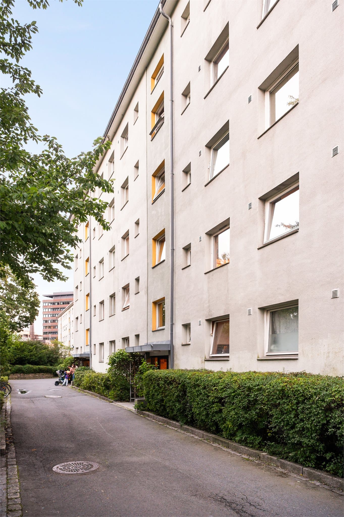 Fra leiligheten er det kort vei til både Grønland med sitt pulserende folkeliv, unike butikker og populære spisesteder som Asylet og Dattera til Hagen, og til sjarmerende Kampen.