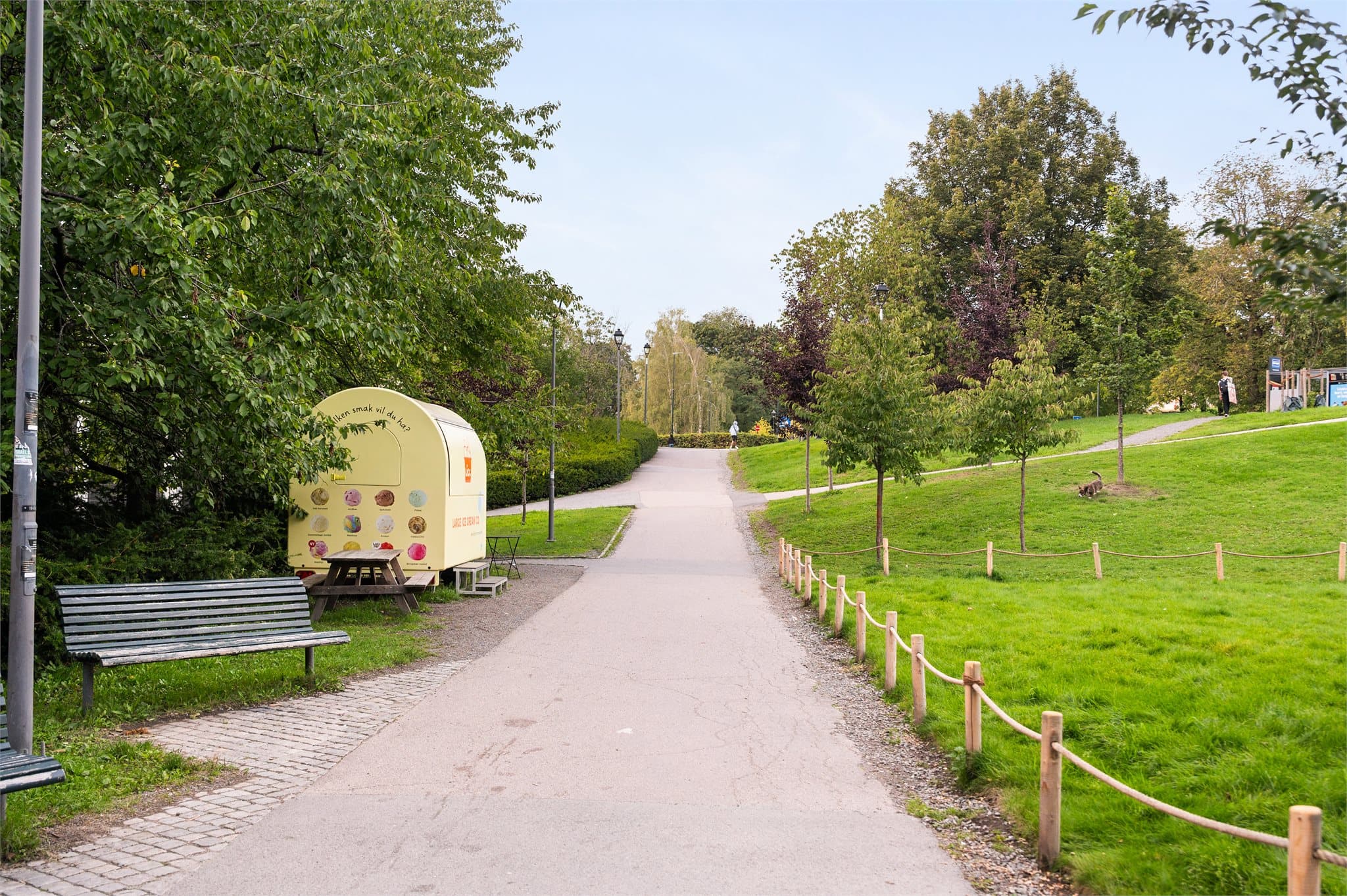 Leiligheten ligger i et sentralt og urbant boligområde på Tøyen, rett ved Botanisk hage – en av Oslos vakreste parker.
