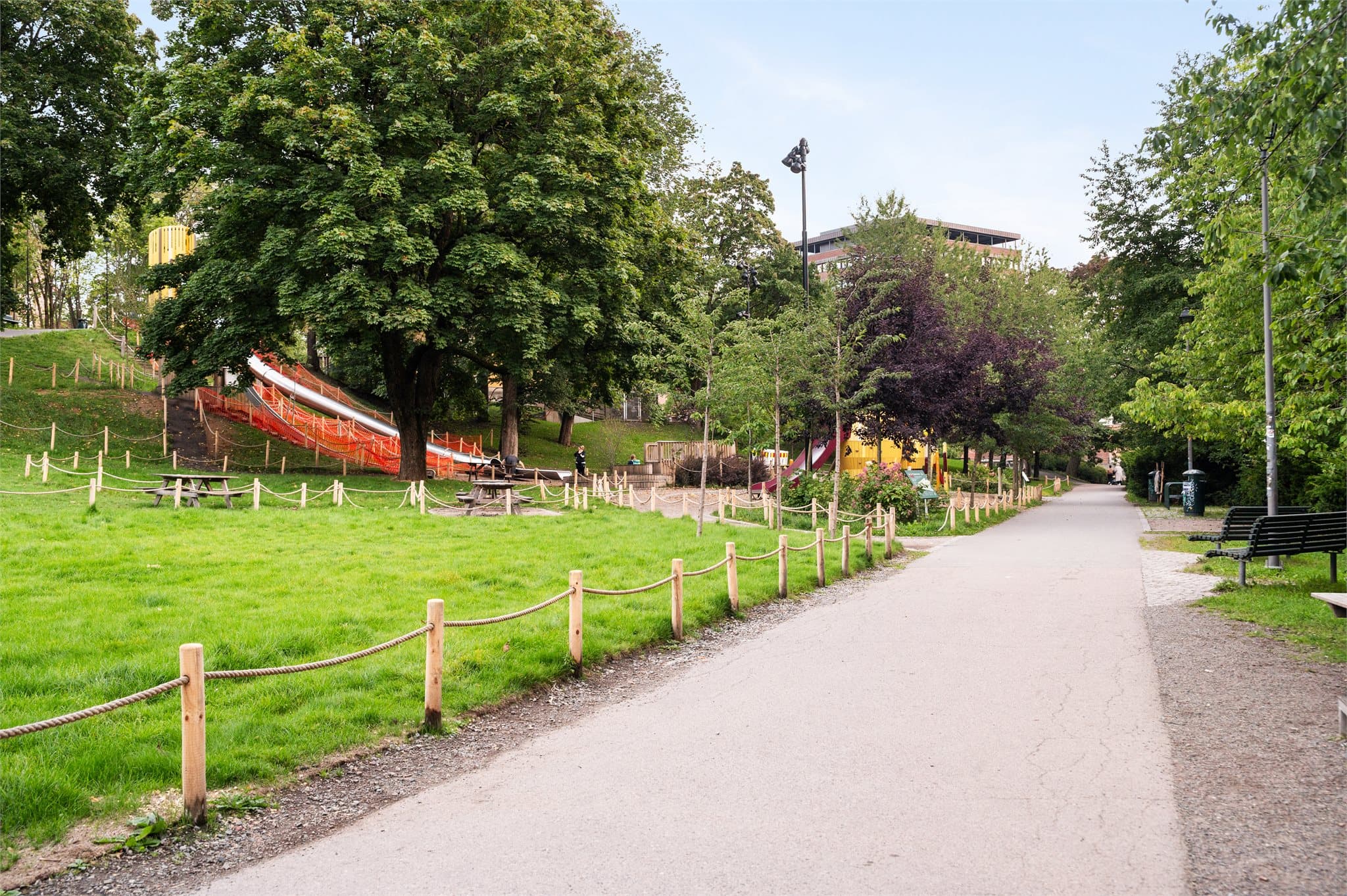 Området byr på rikelige rekreasjonsmuligheter. Botanisk hage, Tøyenparken, Kampen park, Sofienbergparken, Birkelunden, Middelalderparken og Ola Narr ligger alle i nærheten.