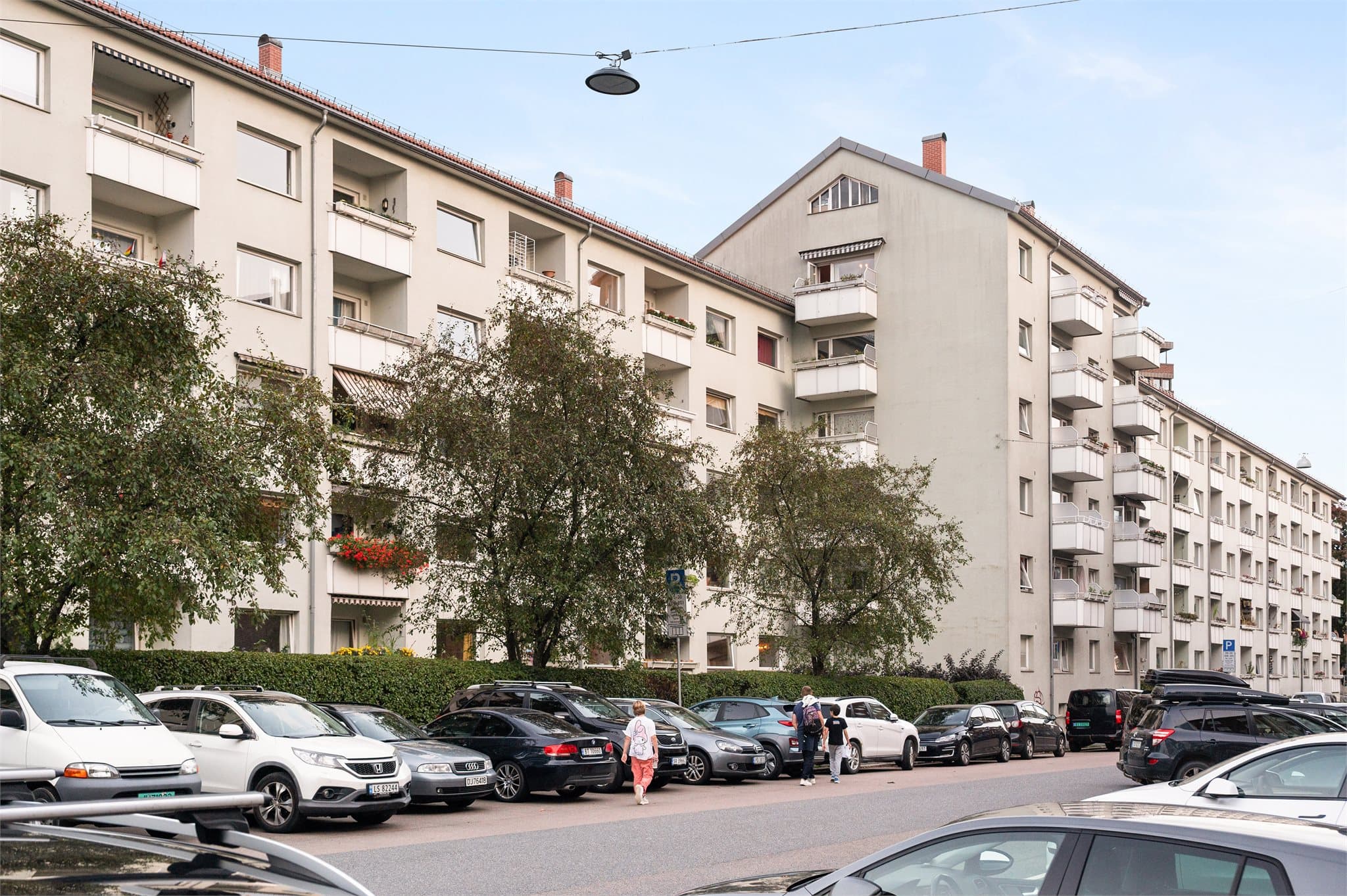 Området har svært gode kollektivmuligheter med Tøyen T-banestasjon like ved, hvor alle linjer går fra øst til vest.