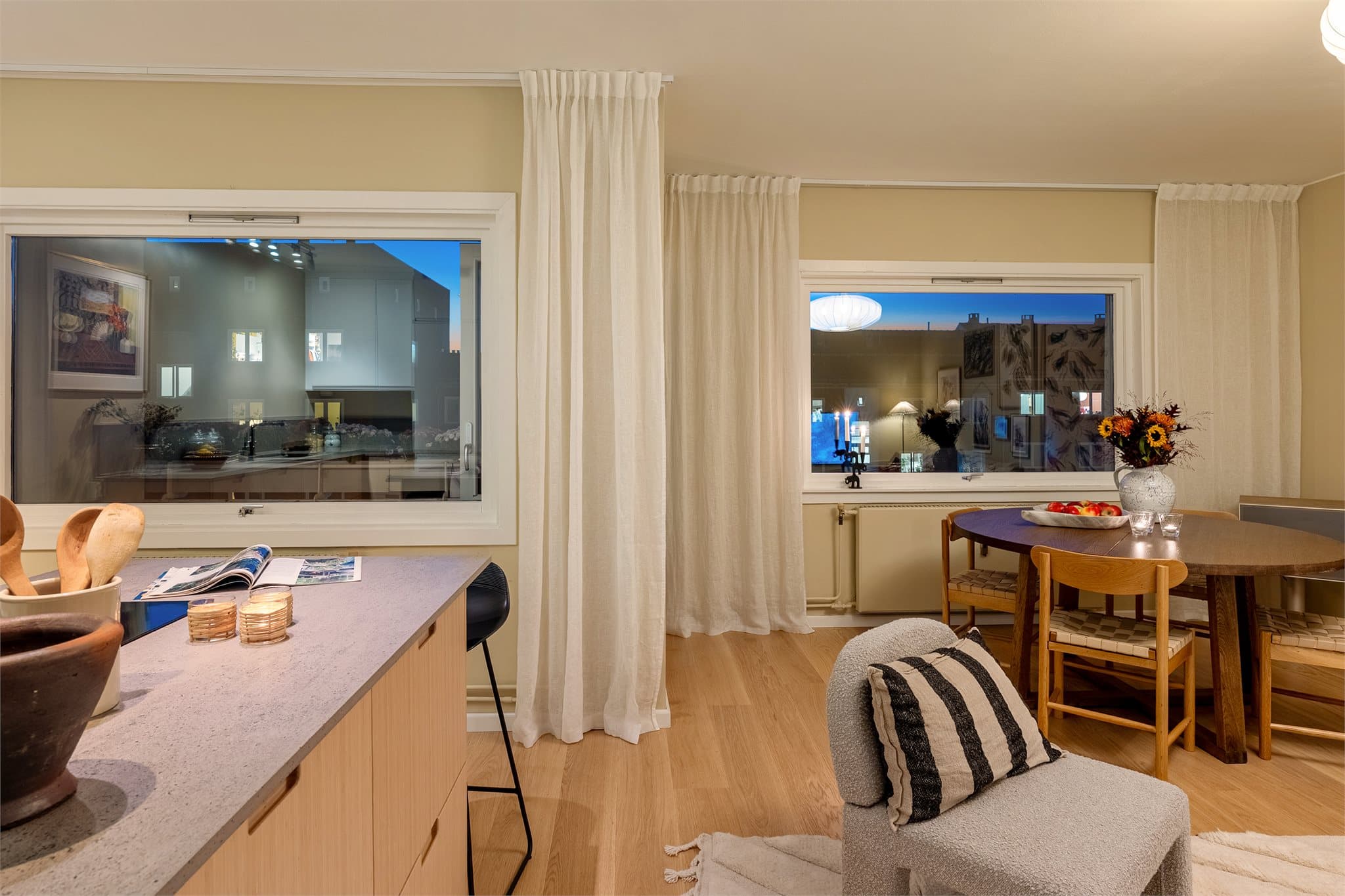 Kveldslyset fremhever de moderne, lyse rommene og gir en romslig og behagelig stemning.