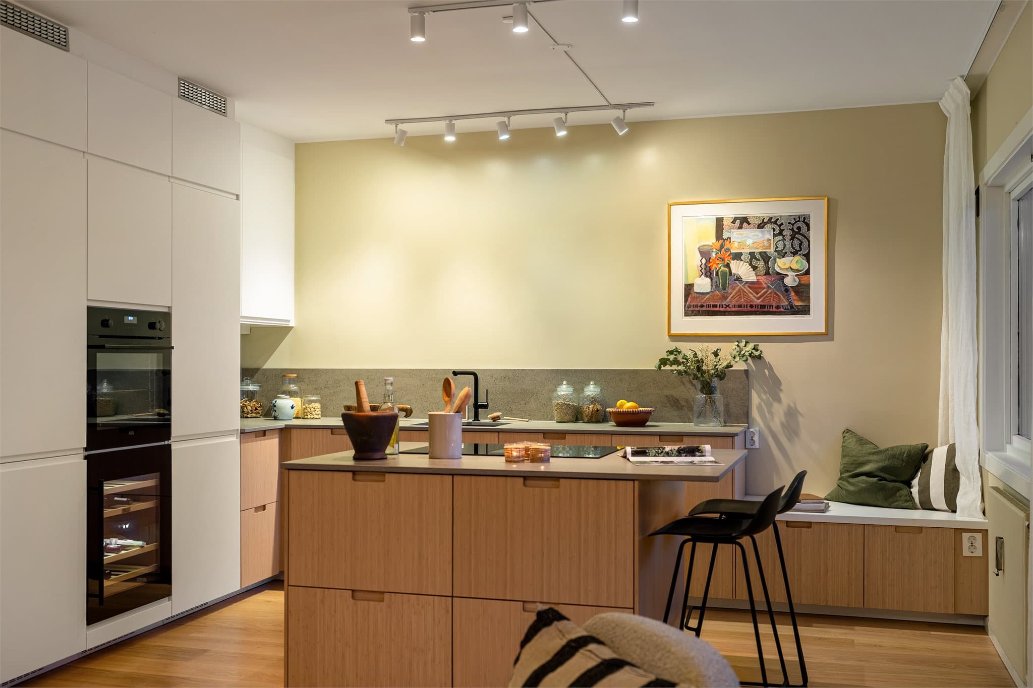 Stue og kjøkken i åpen løsning med en behagelig og avslappet stemning.