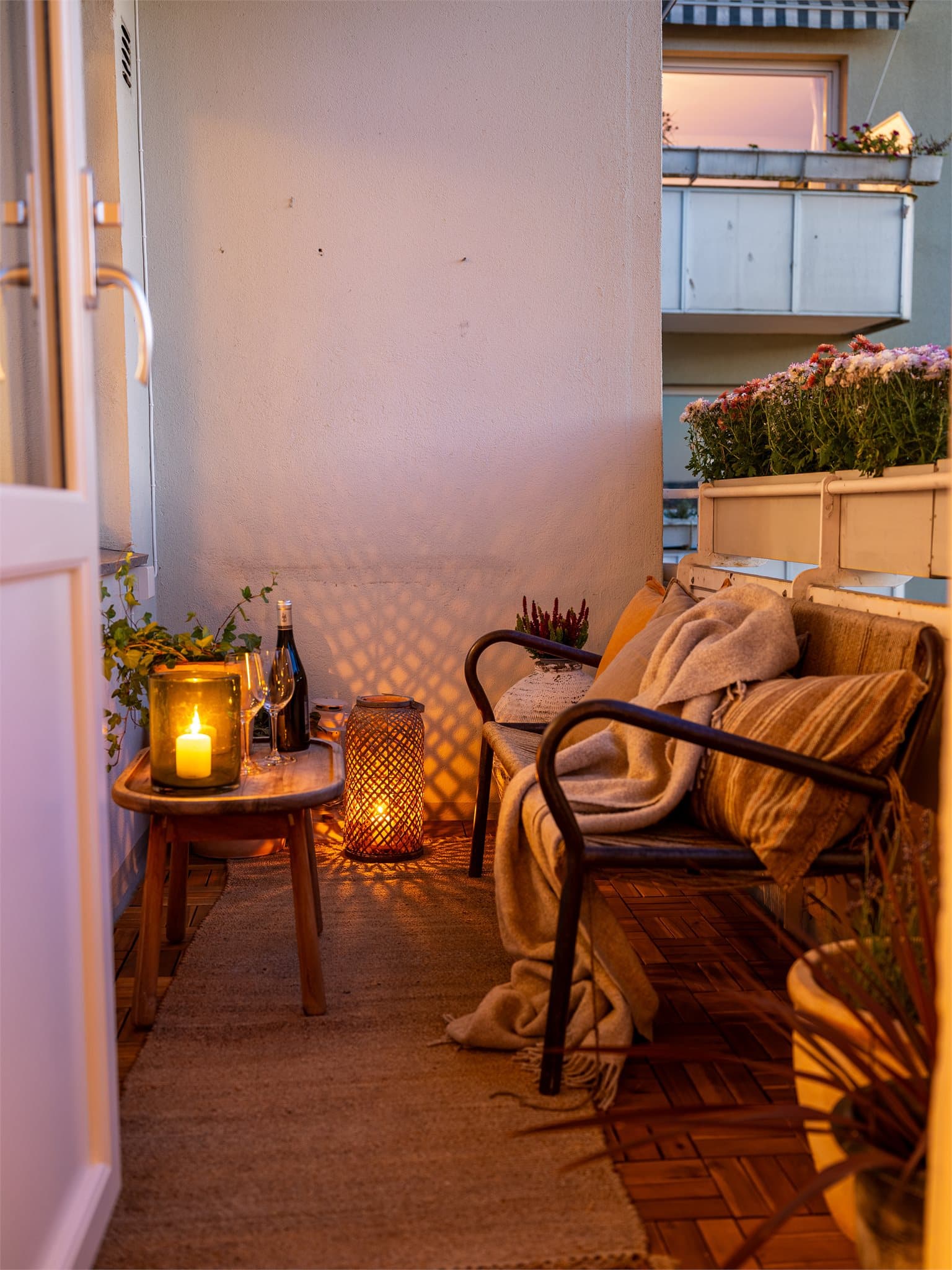 En rolig og koselig kveldsstemning på balkongen.