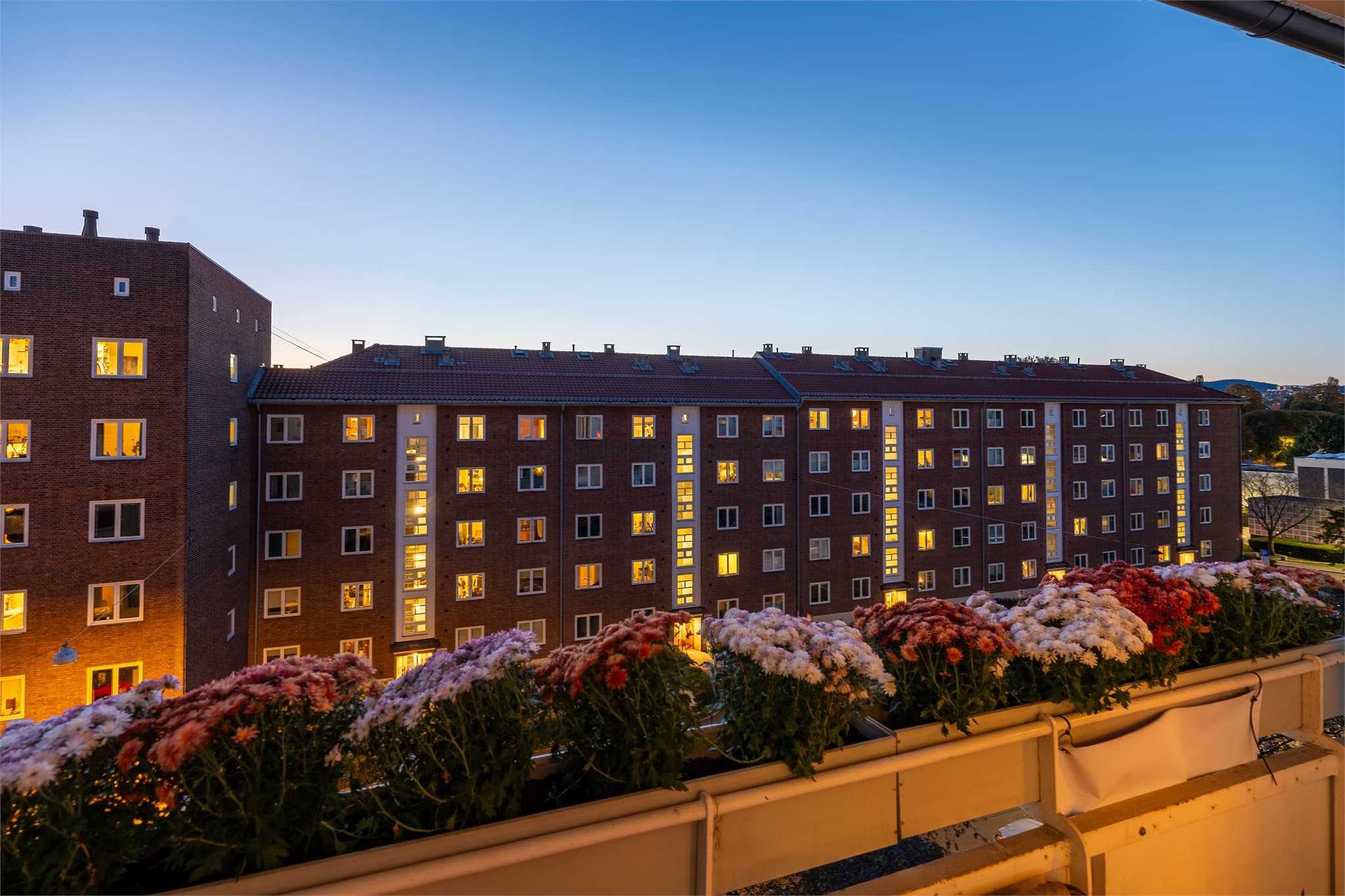 Kveldslyset skaper en lun og fredfull atmosfære på balkongen.