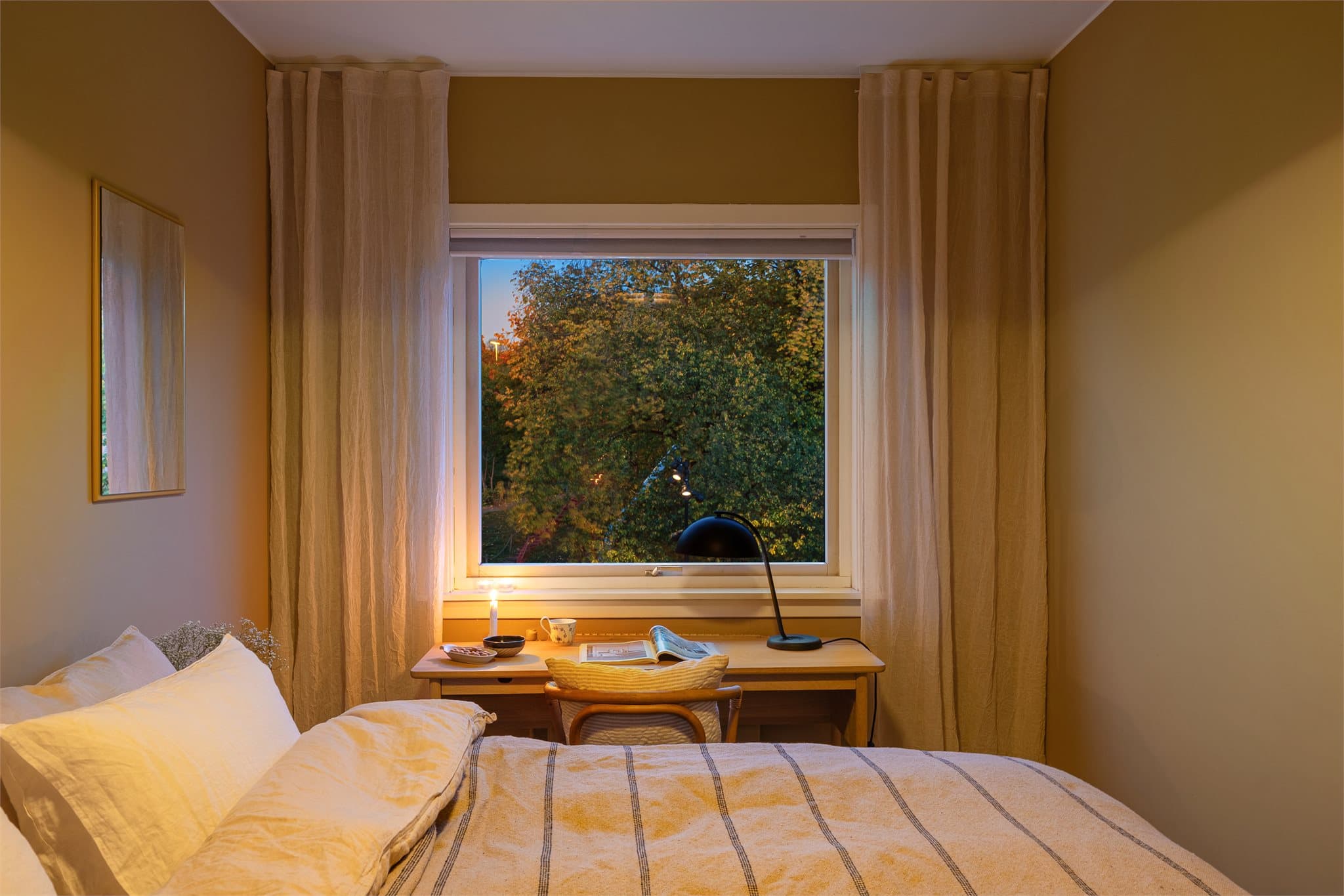 Stemningsfullt og hyggelig soverom med varm atmosfære på kveldstid.