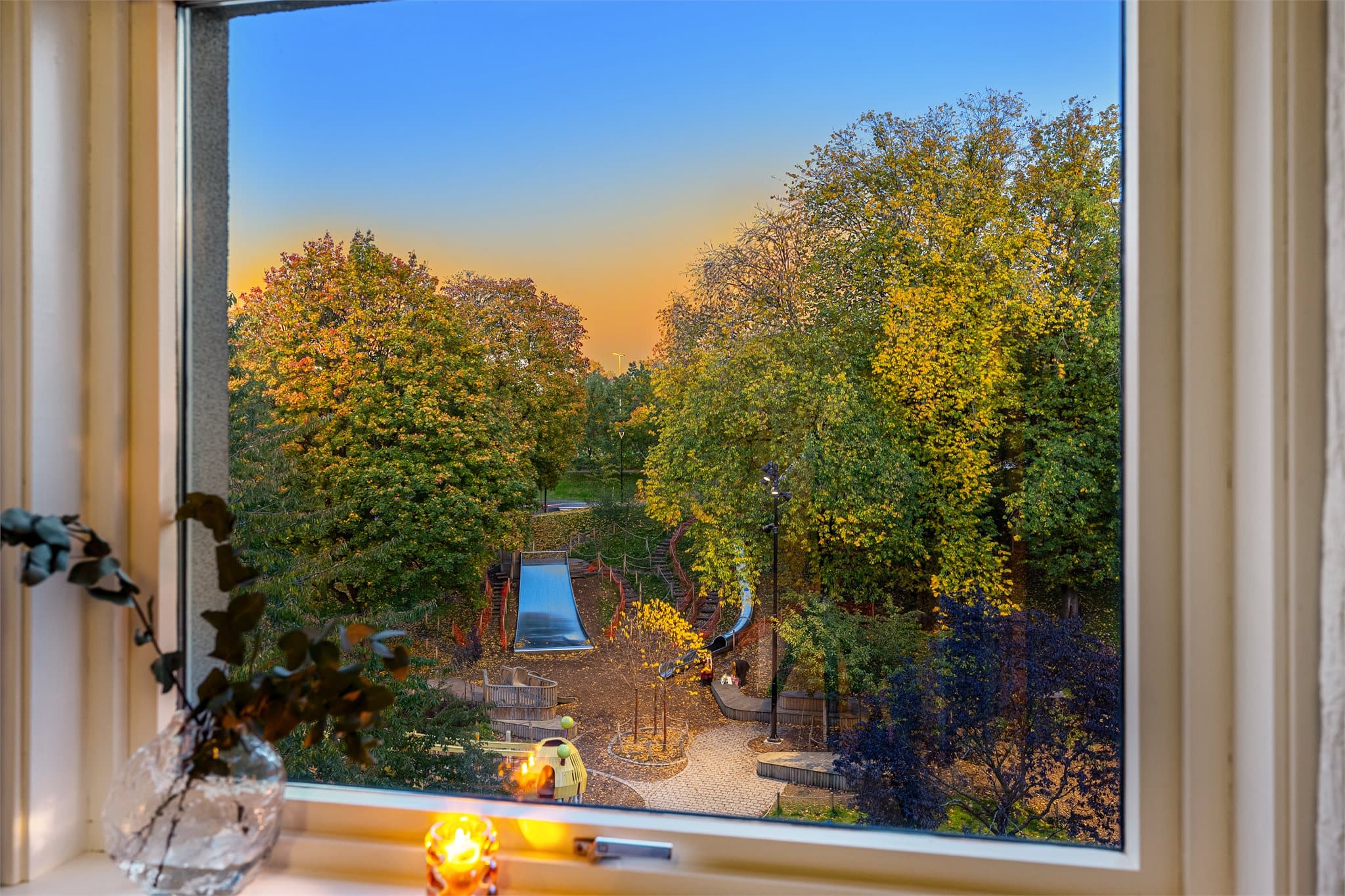 Hyggelig utsyn fra soverommet på kveldstid.