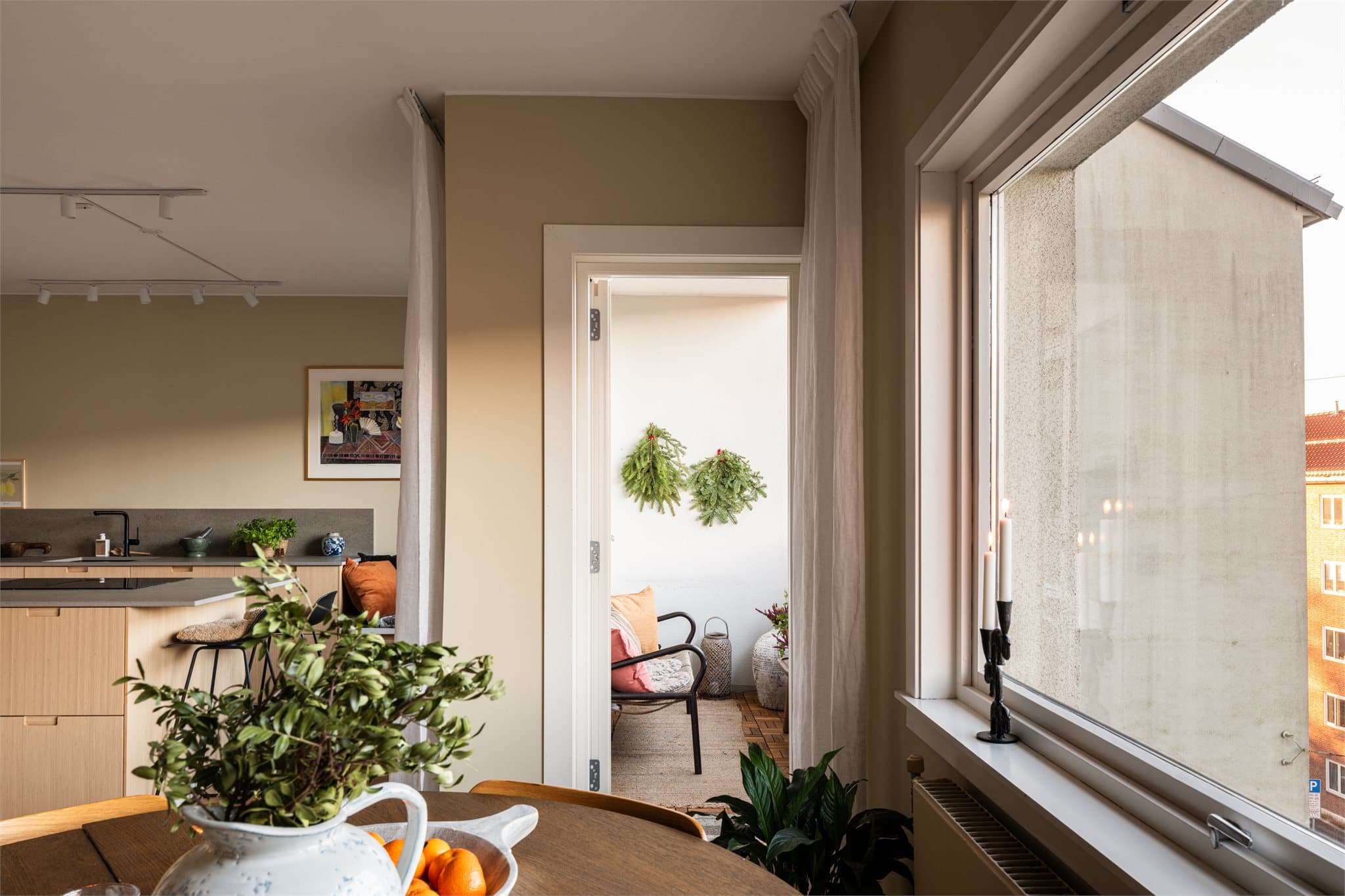 Fra stuen er det direkte utgang til den vestvendte balkongen.