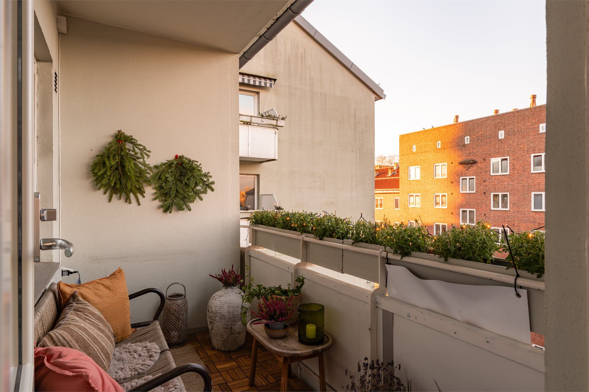 Den vestvendte balkongen på ca. 4 m² har gode lysforhold på ettermiddagen.