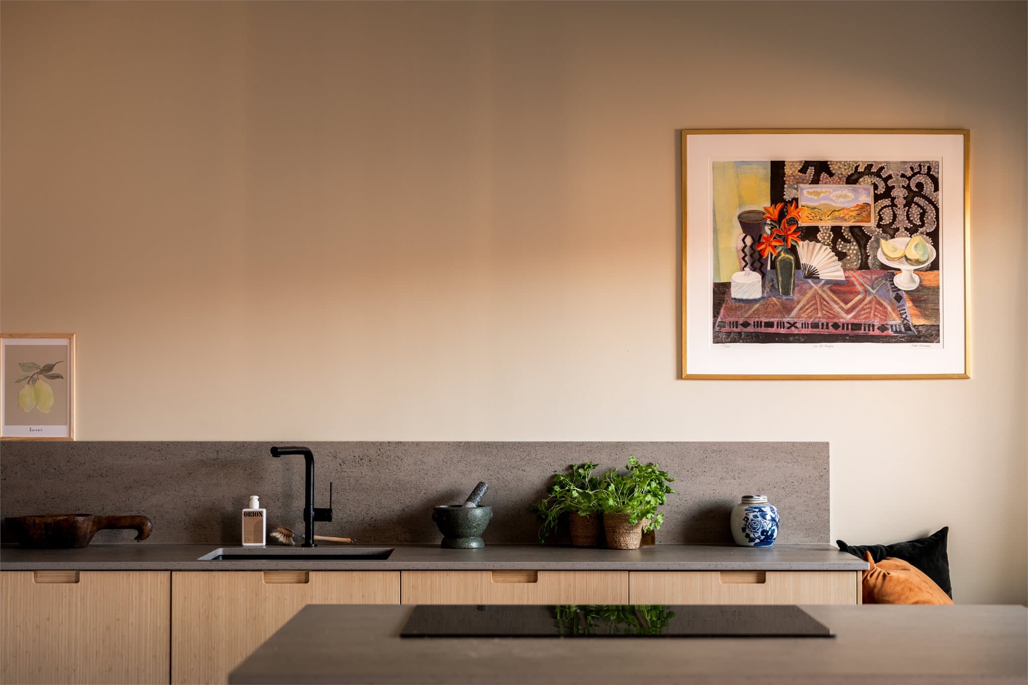 Stilren kjøkkeninnredning med slette fronter og underlimt vask.