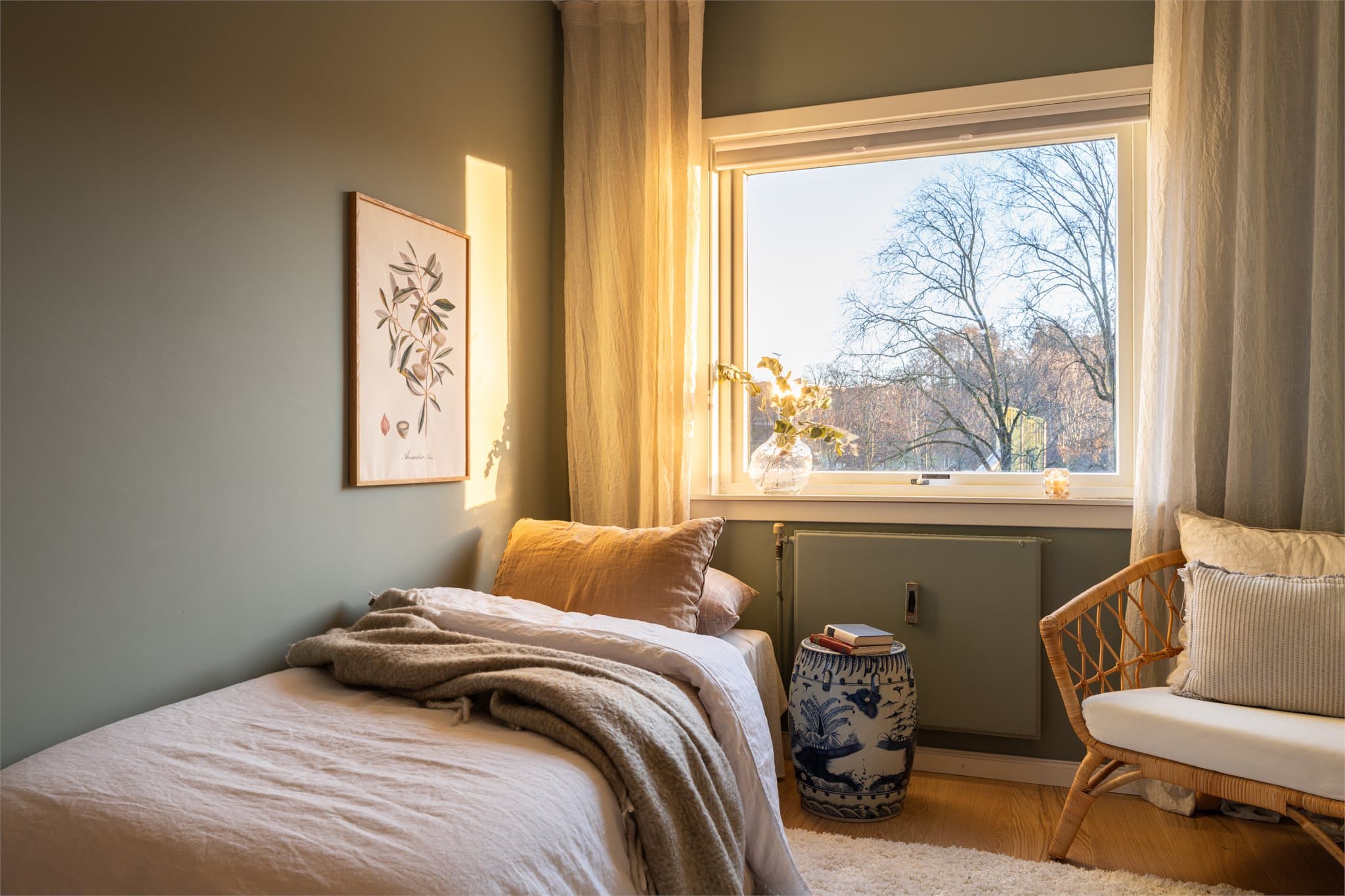 Leilighetens andre soverom egner seg godt som barnerom, gjesterom eller kontor.