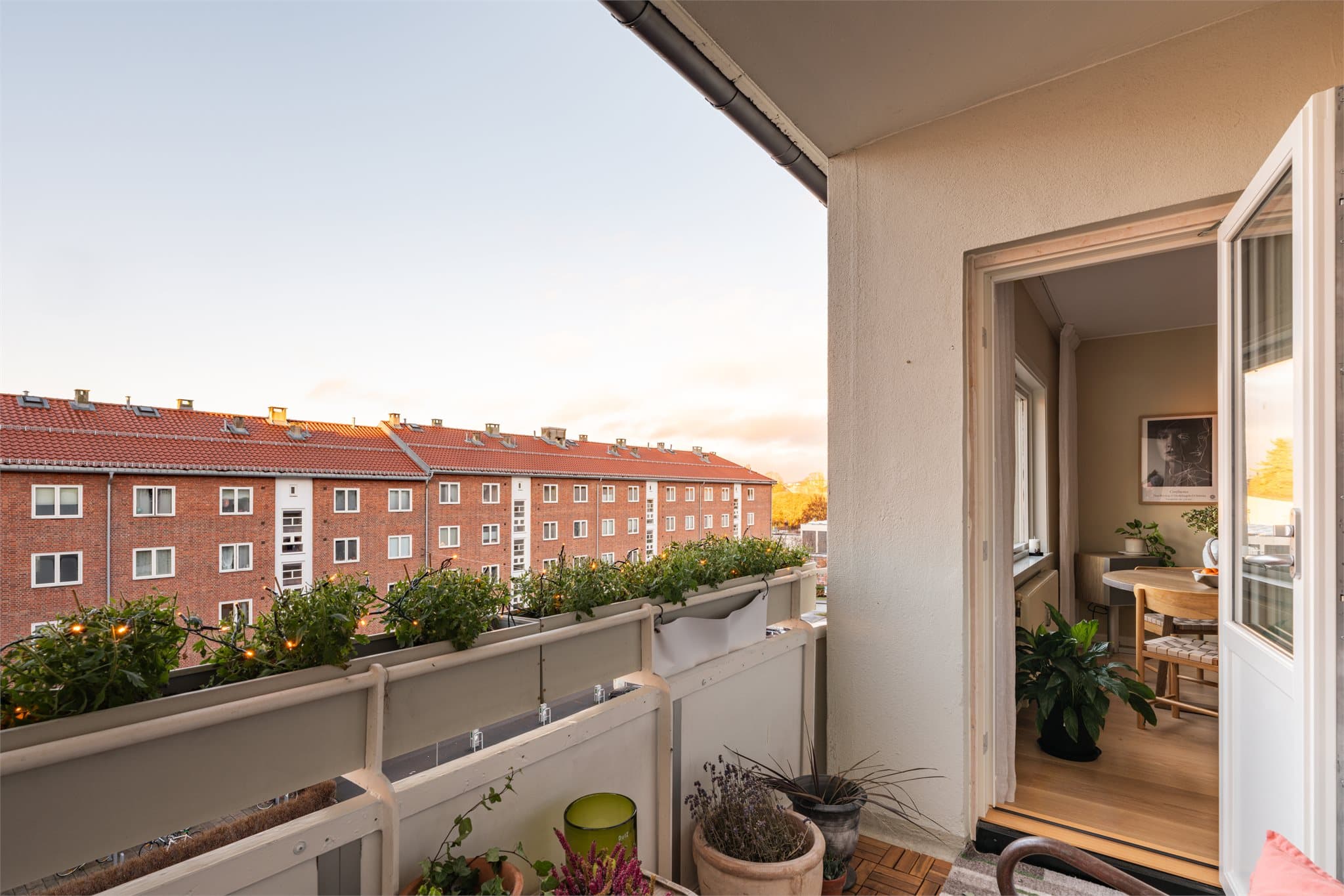 Balkongen fungerer som en fin forlengelse av stuen på varme dager.