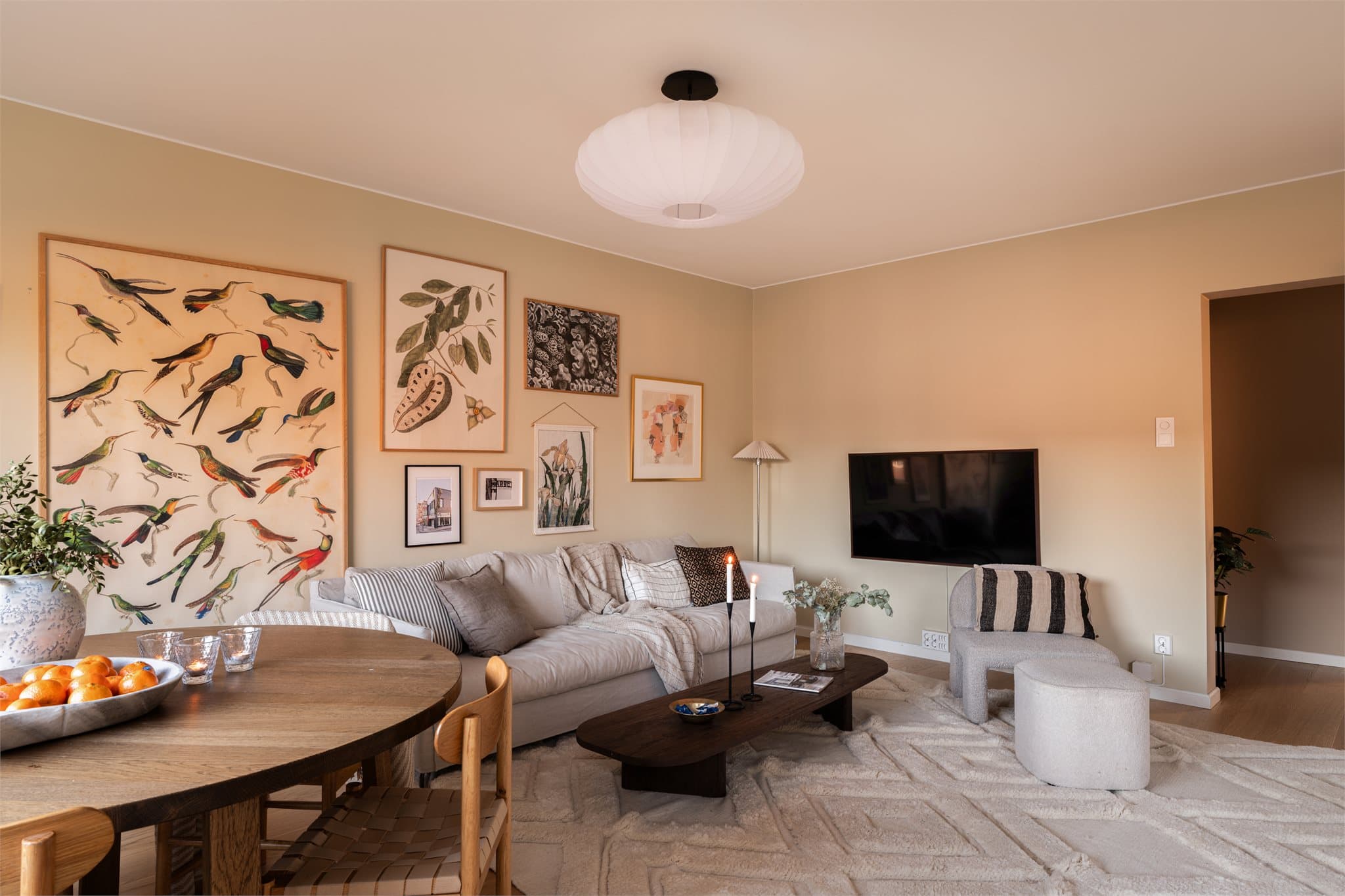 Stuen har god plass til både sofagruppe og øvrig møblement.