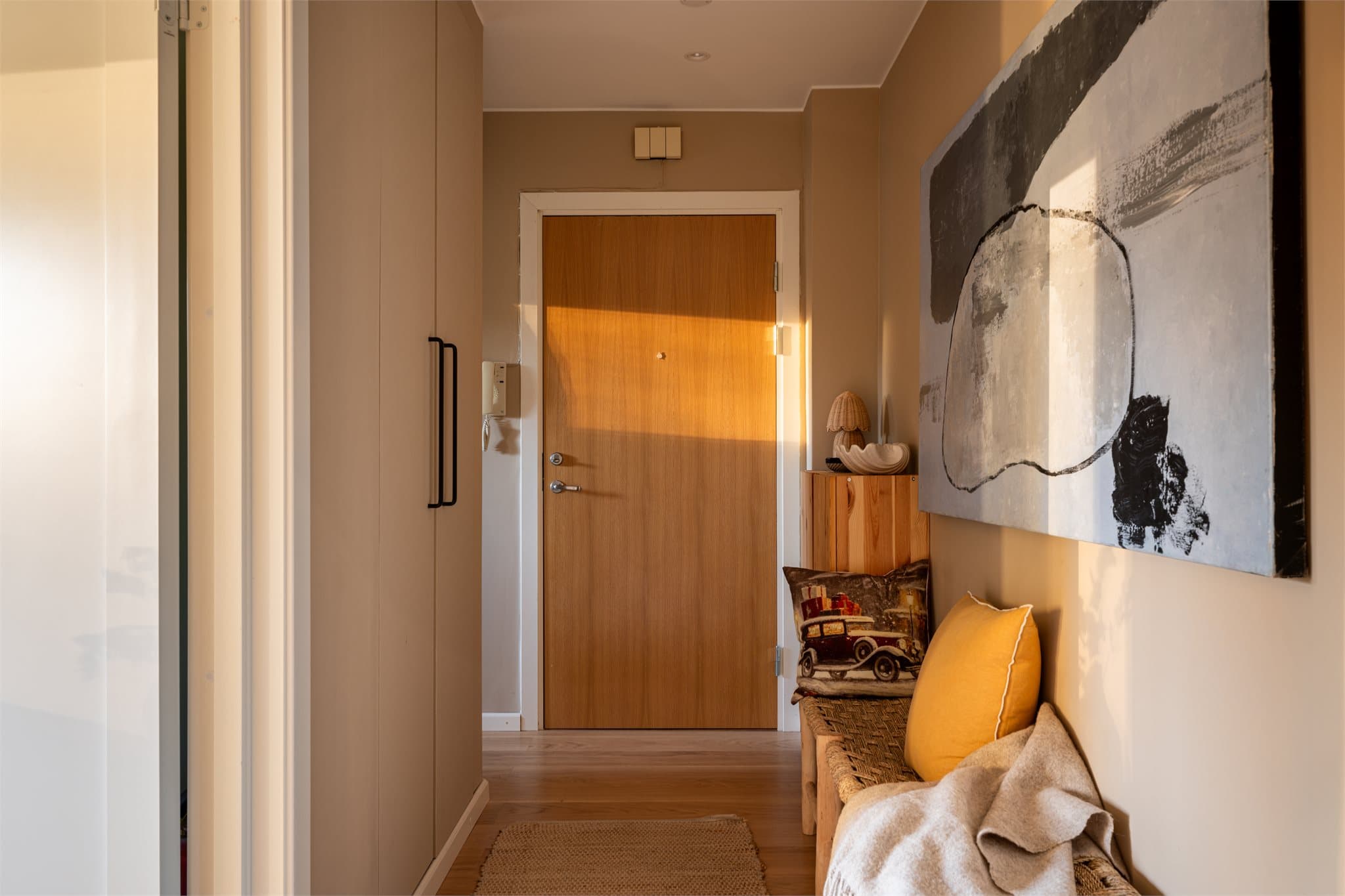 Innbydende entré som gir et godt førsteinntrykk av boligen.