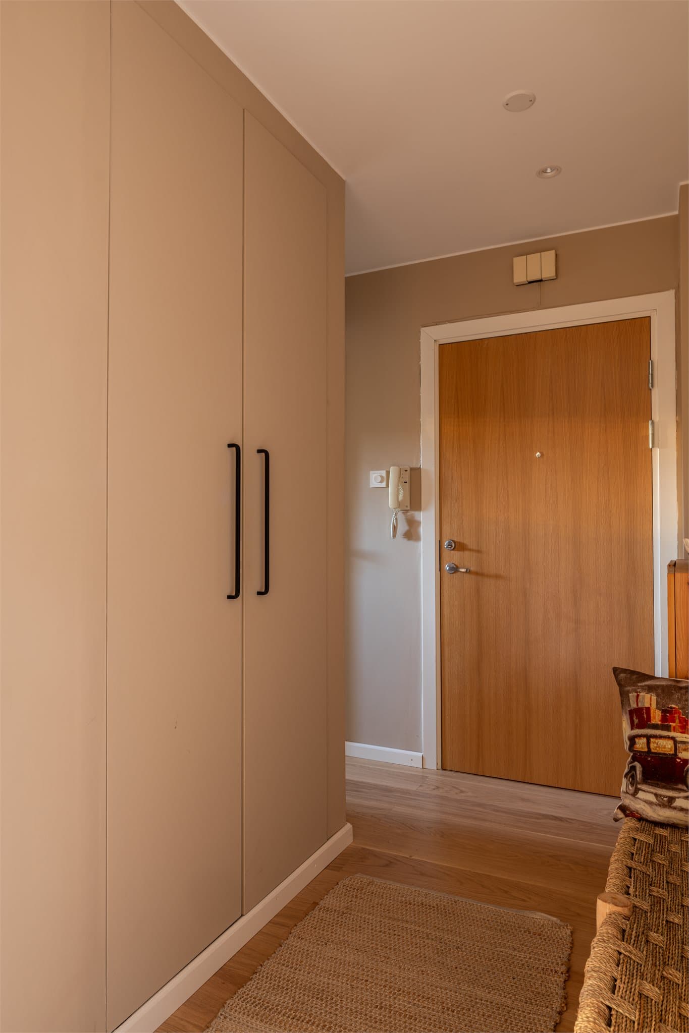 Plassbygde garderobeskap i gangen gir rikelig med oppbevaringsplass.