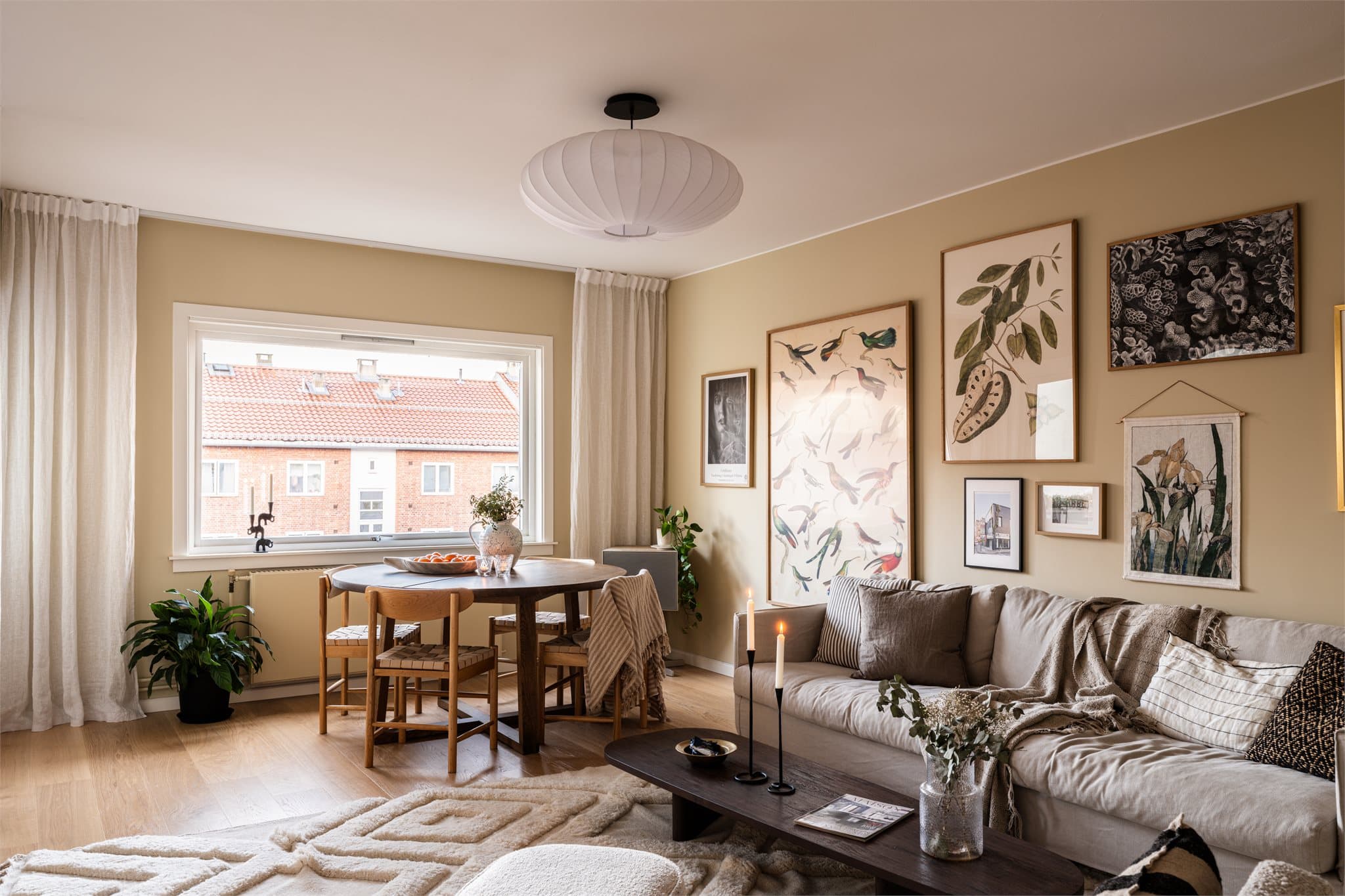 Alle overflater i oppholdsrom ble oppgradert i 2024, inkludert ny parkett på gulv.