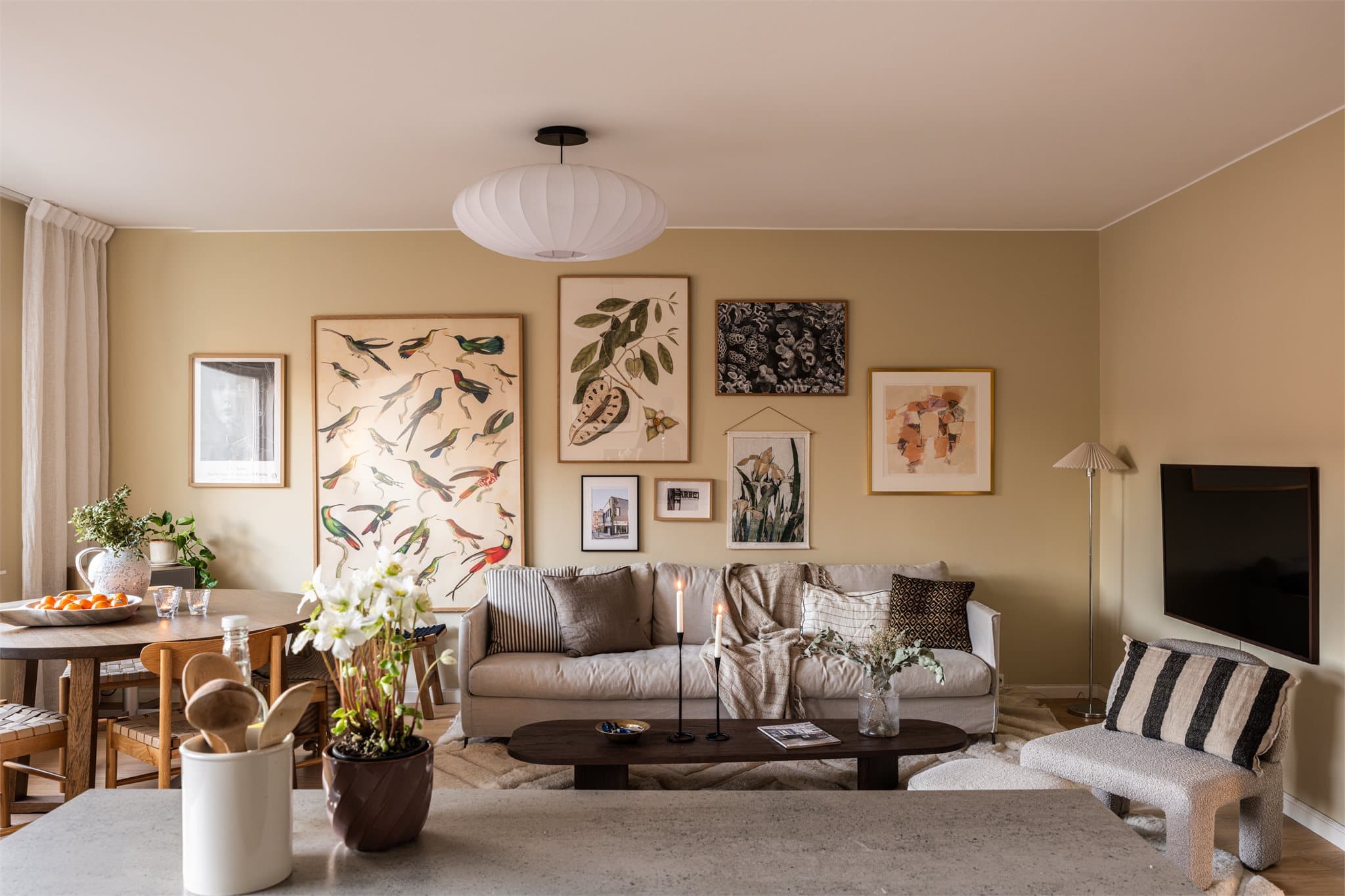 Kjøkkenøya fungerer som et naturlig samlingspunkt og en praktisk arbeidsflate.