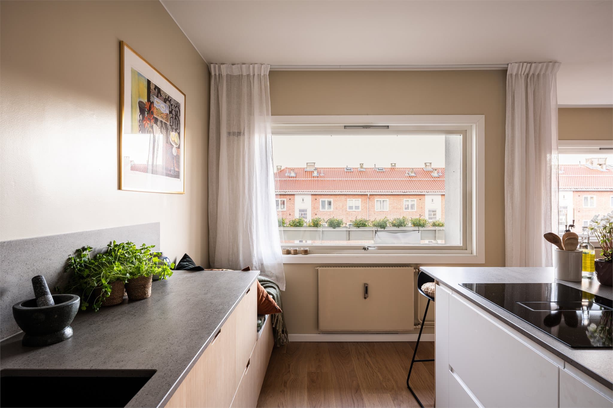 Fra kjøkkenet er det utsyn mot rolige omgivelser.