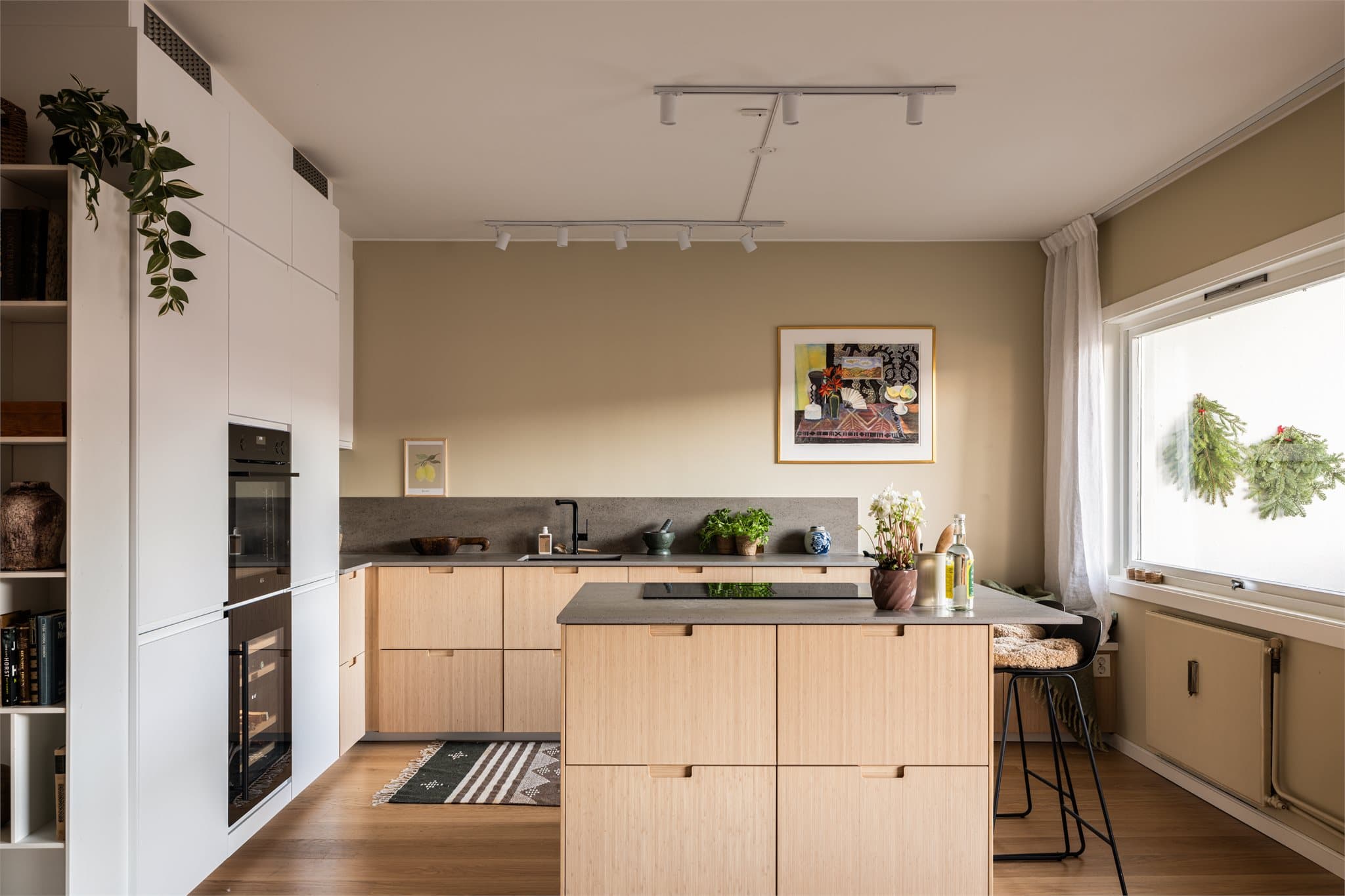 Leiligheten ble omfattende oppusset i 2024, med blant annet et nytt og moderne kjøkken.