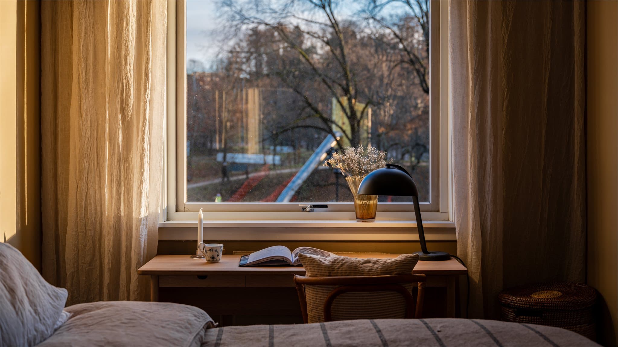 Det er plass til en kontorløsning ved vinduet.