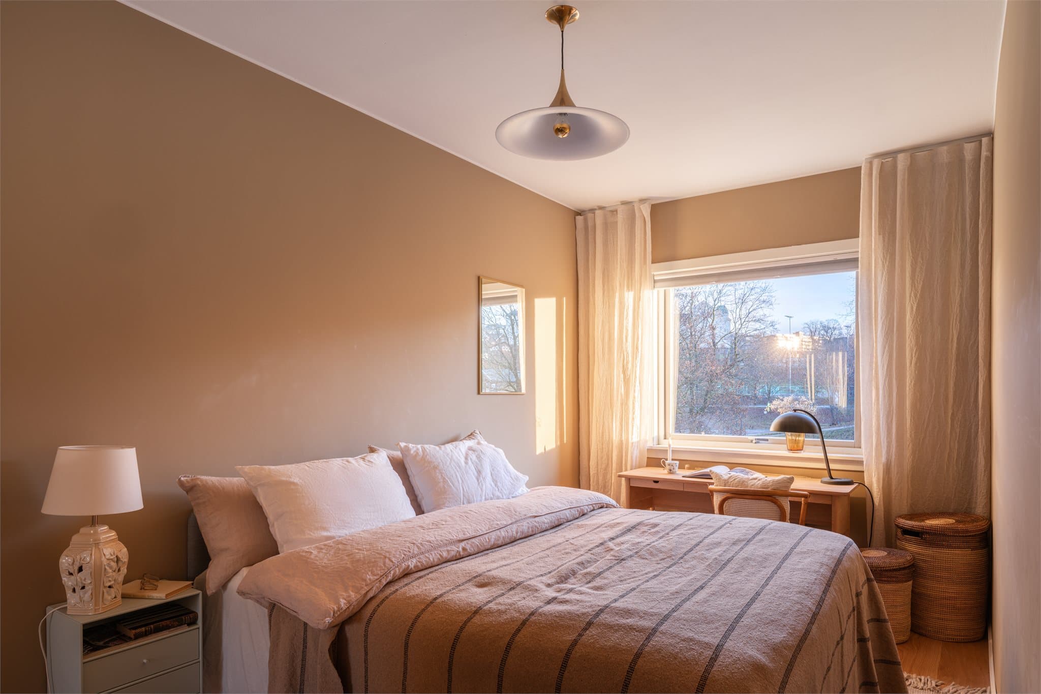 Romslig hovedsoverom med god plass til dobbeltseng og nattbord.