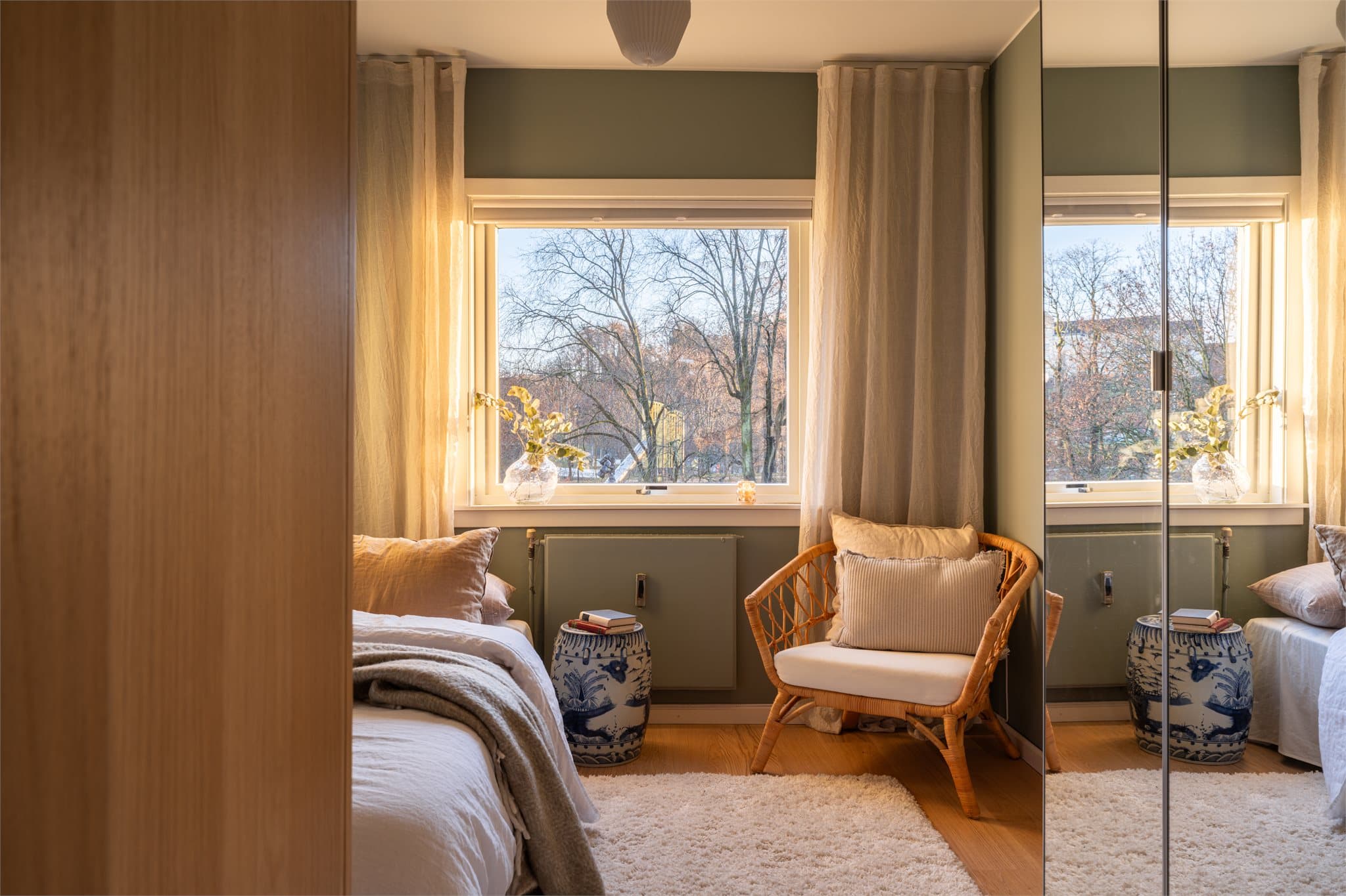 Også dette soverommet har vindu mot rolige omgivelser.