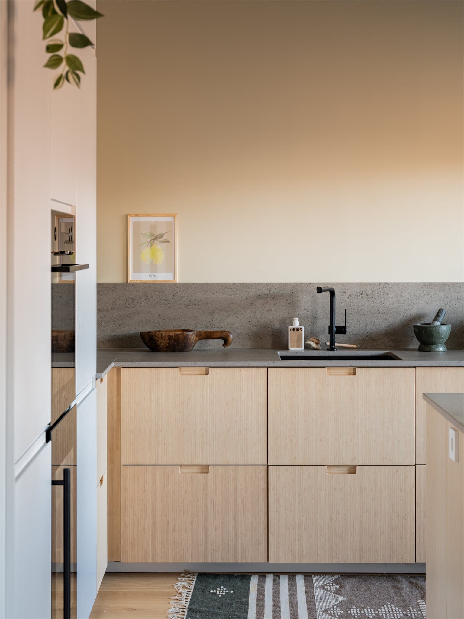 Grepeløse fronter i trestruktur gir et varmt og moderne uttrykk.