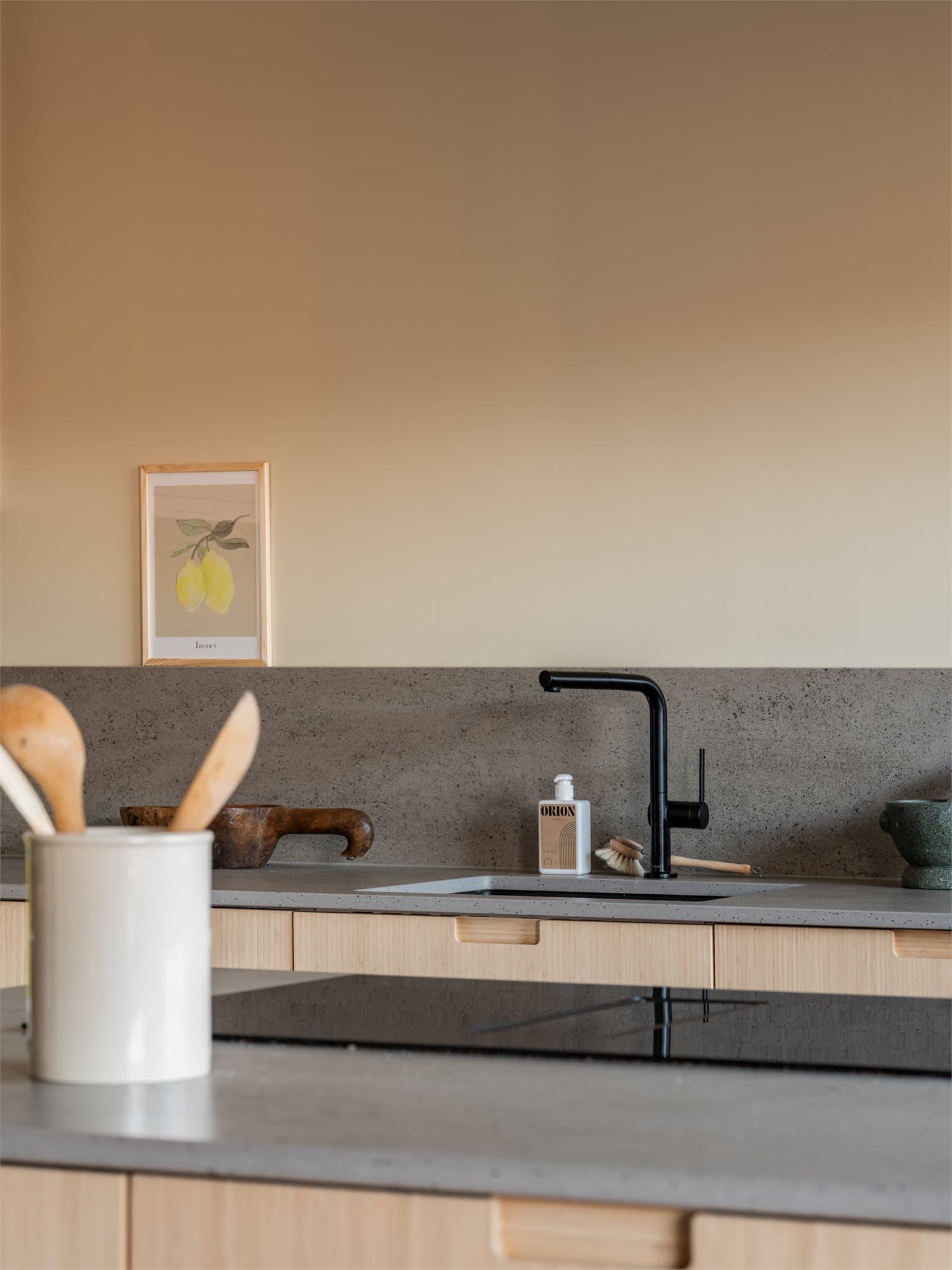 Sort armatur står i stilfull kontrast til benkeplaten.