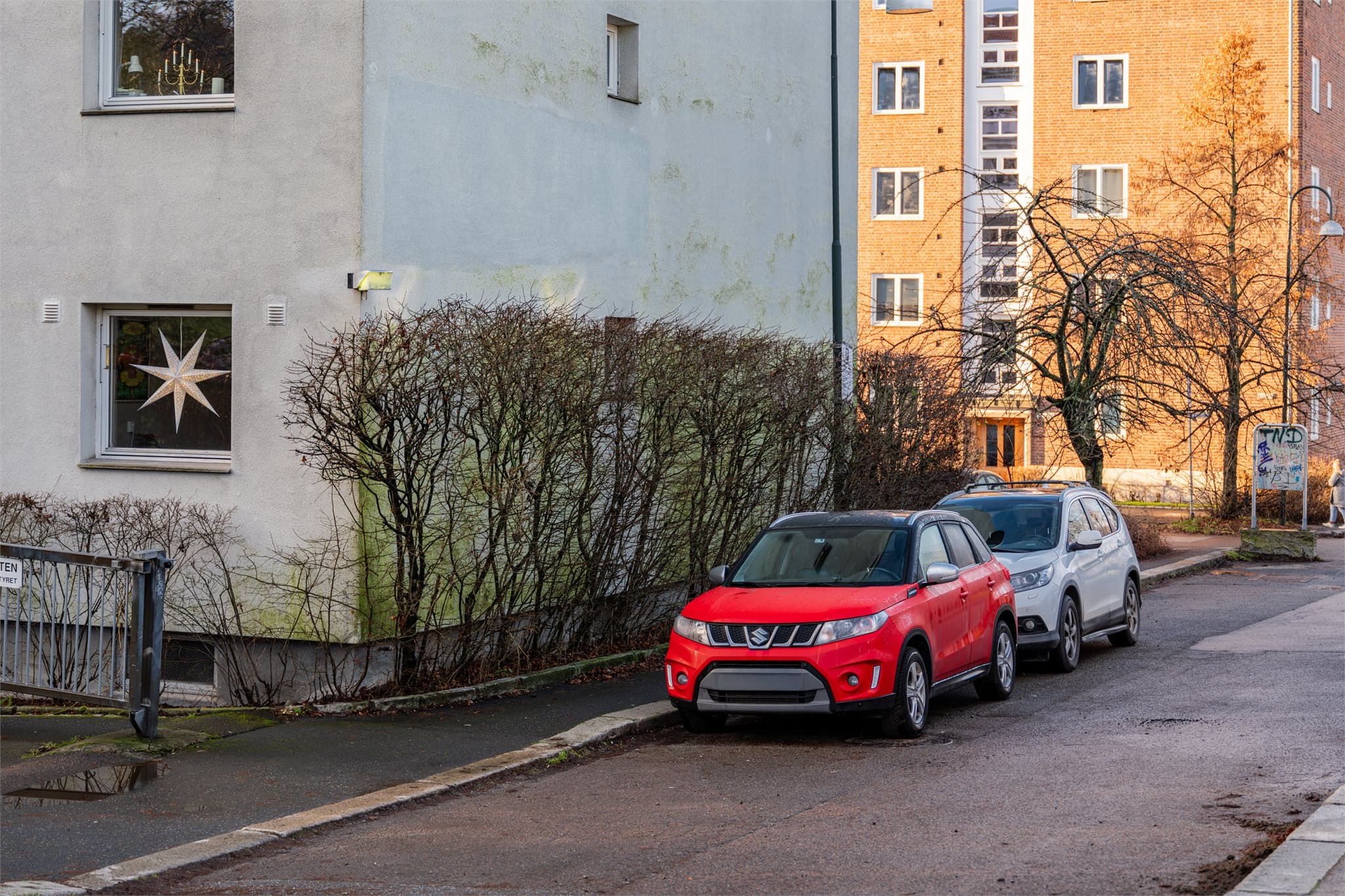 Parkering i gate etter gjeldende bestemmelser, samt gjesteparkering.