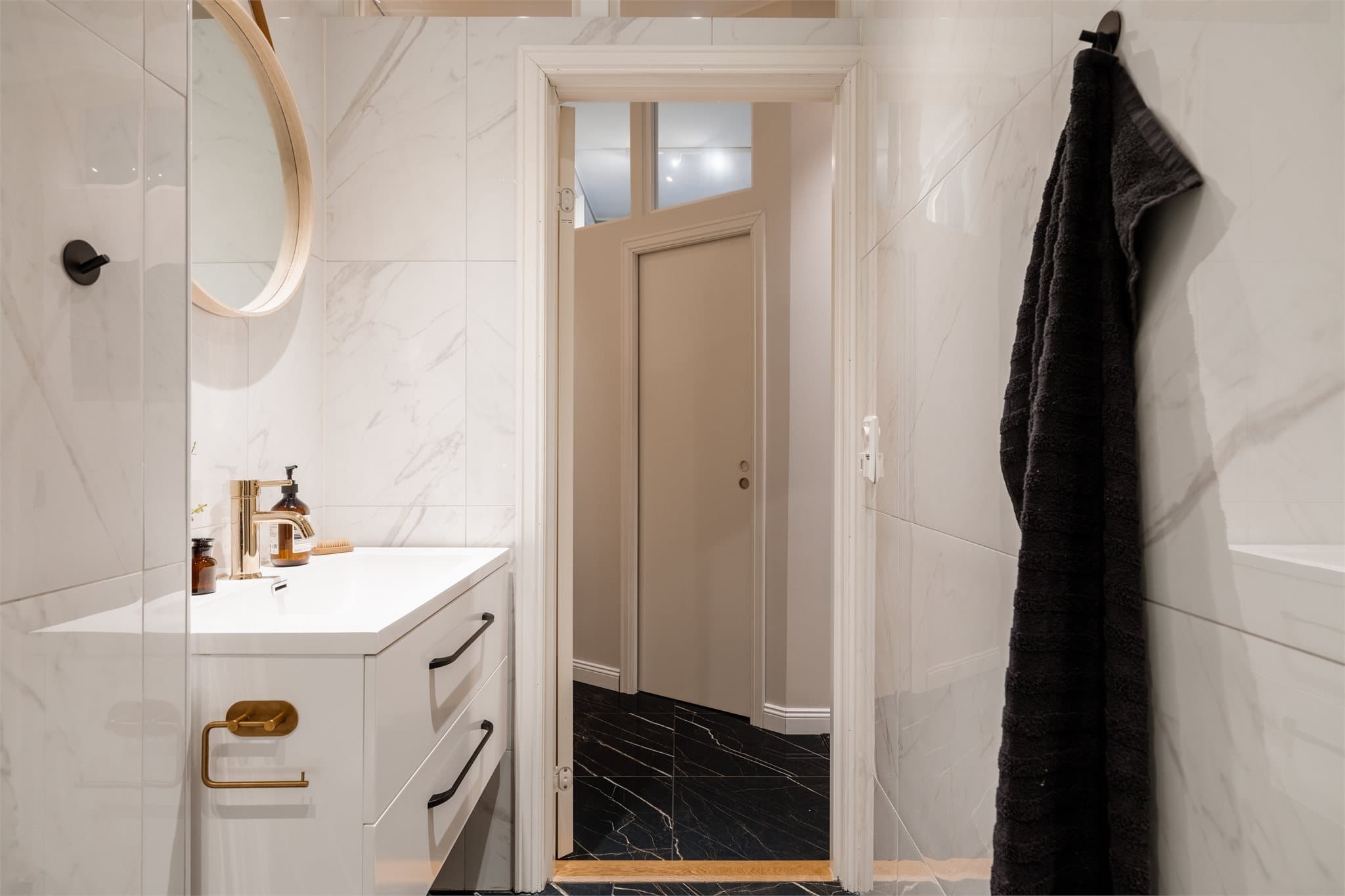 Baderomsinnredningen har gode oppbevaringsmuligheter i skuffer.