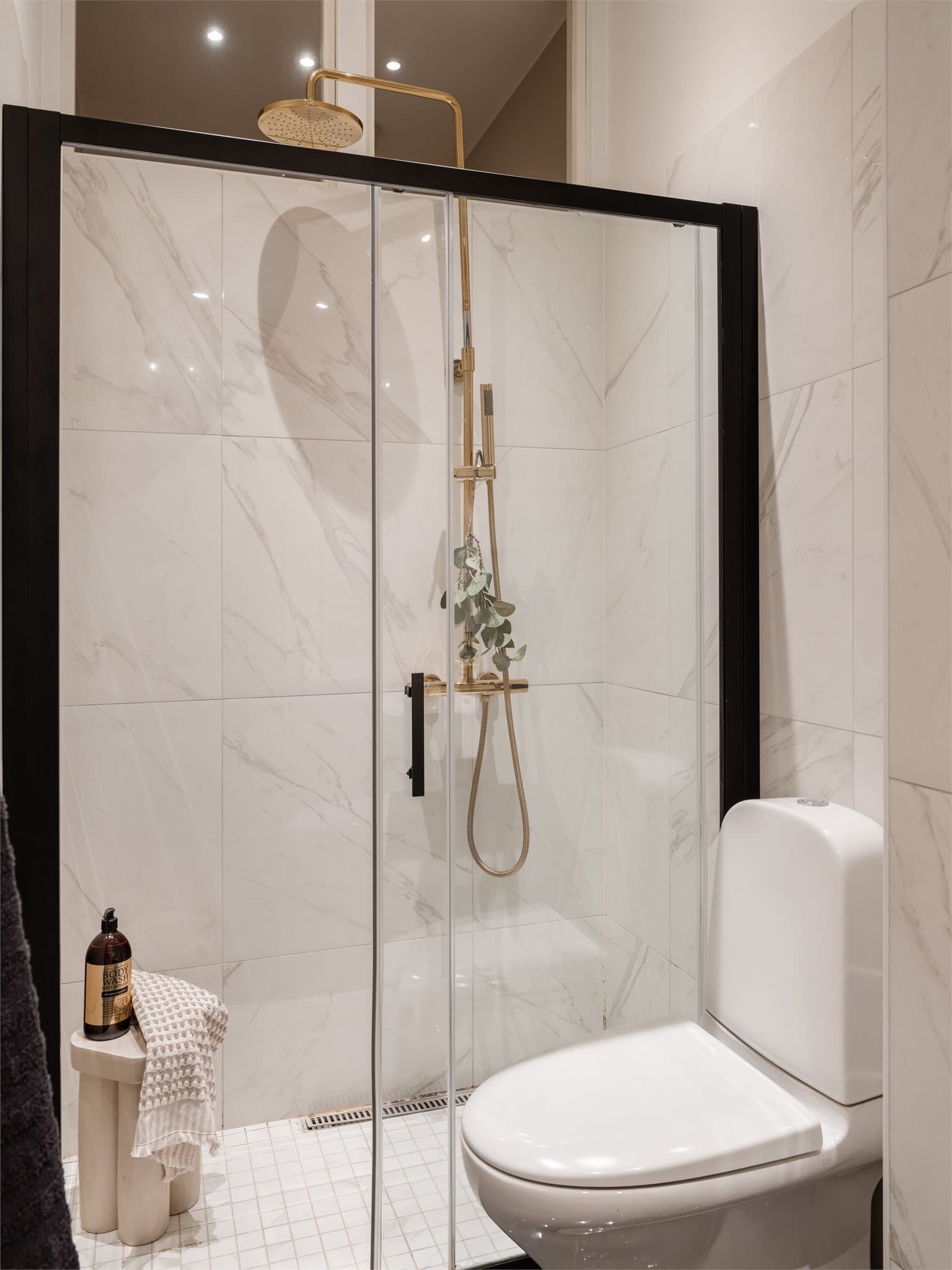 Dusjhjørnet har nye dører fra juni 2023 og en elegant regnfallsdusj.