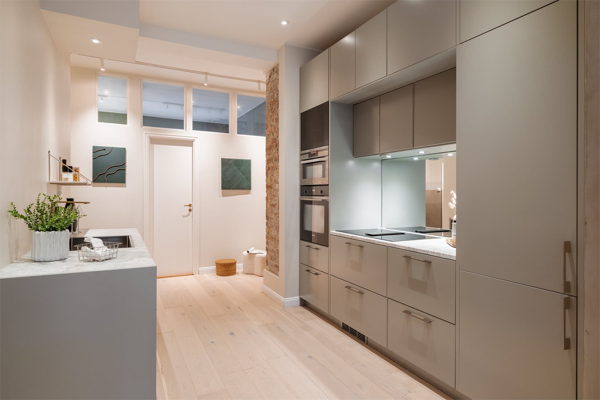 Rålekkert kjøkken fra Drømmenkjøkken. Kjøkkenet har glatte, grepsfrie fronter og rikelig med oppbevaringsplass.