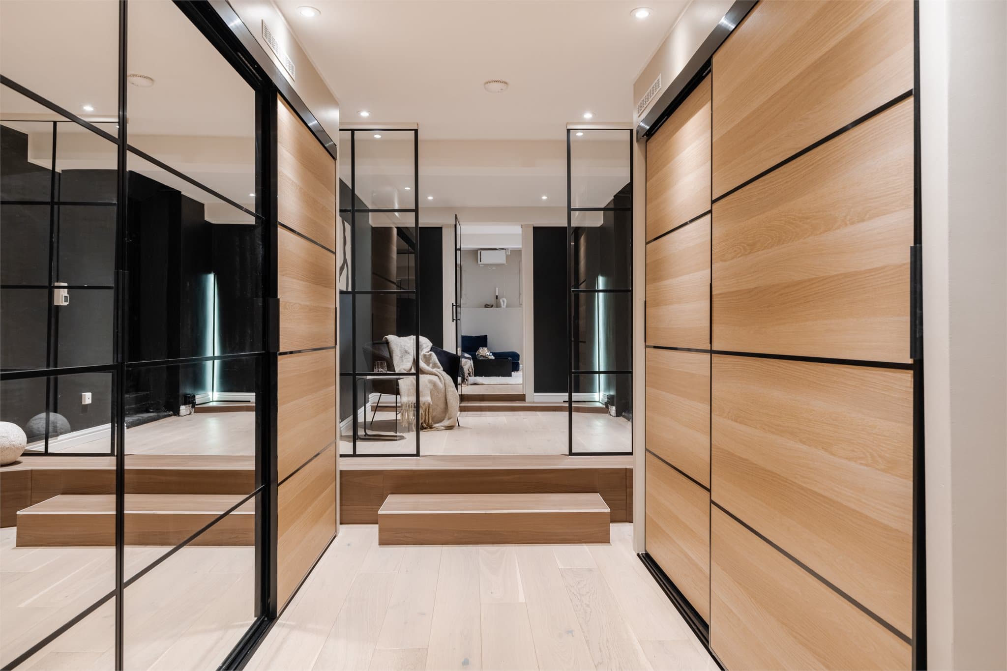 I underetasjen finner du en påkostet garderobeløsning fra 2023 med speilfronter.